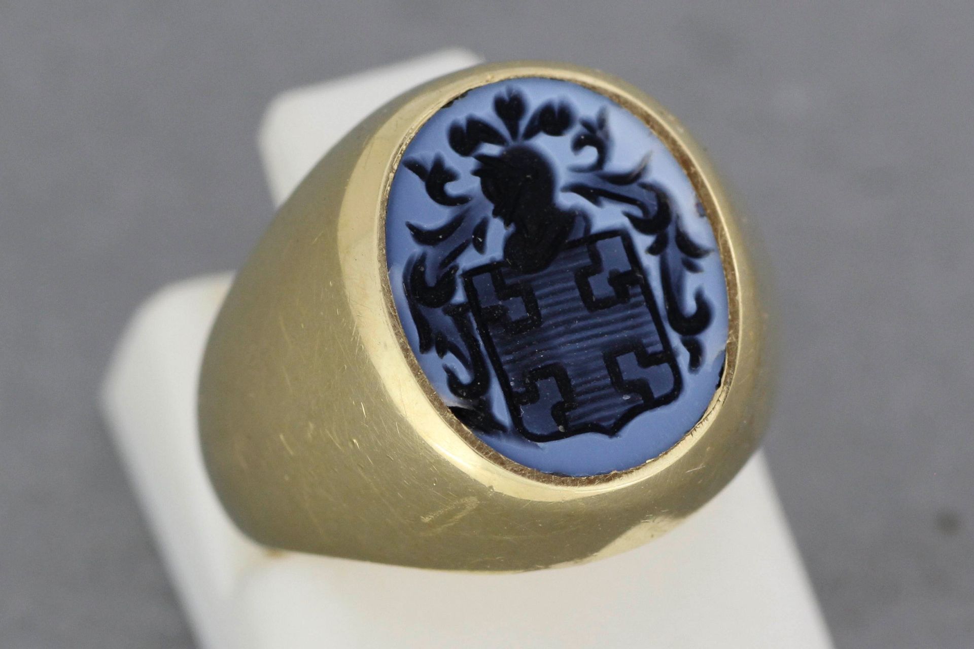 Null Gold signet ring engraved with a coat of arms on two-tone agate. Gross weig&hellip;