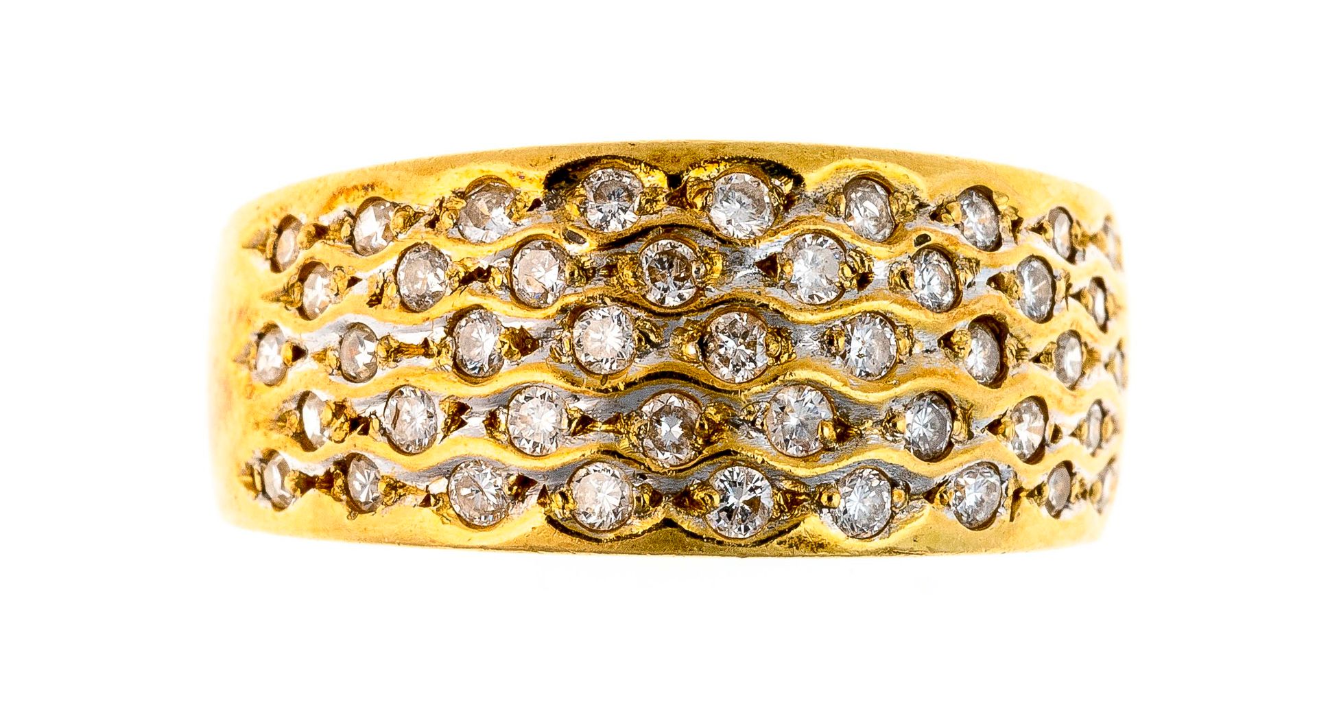 Null 黄金戒指，镶嵌密镶钻石。毛重：4.5克。手指大小：52