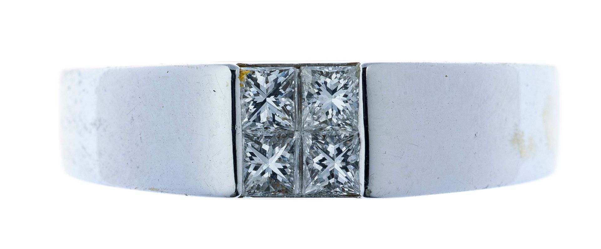 Null Bague jonc plat en or gris centrée d'un motif carré formé par 4 diamants de&hellip;