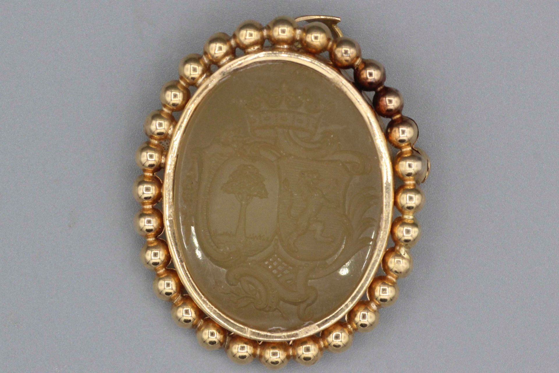 Null Spilla pendente in oro con incisione di uno stemma. Peso: 10,9 g