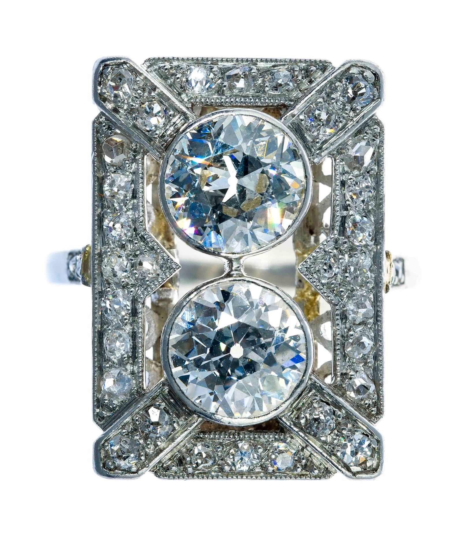 Null 装饰艺术风格的铂金戒指，镶有两颗较大的钻石，每颗0.90克拉，用钻石镶嵌 - 毛重：7克