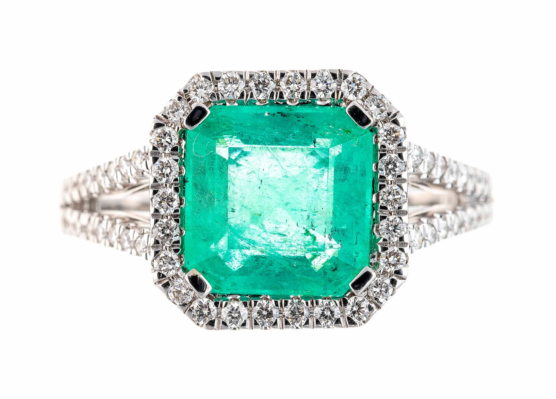 Null White gold ring centered on a 1.9 carat rectangular cut emerald in a diamon&hellip;