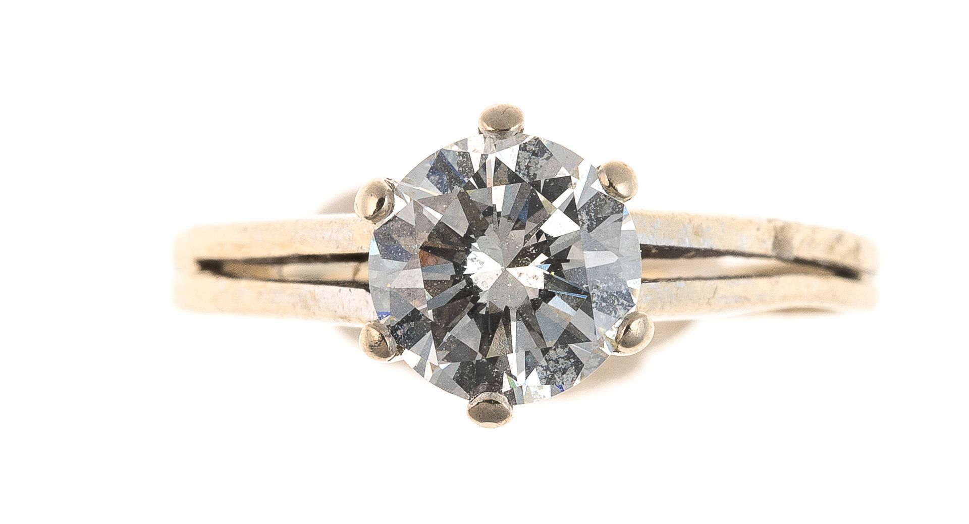 Null 金戒指（14Kt），镶有单颗明亮型钻石（约0.90ct）。毛重：2.5g 手指大小：52