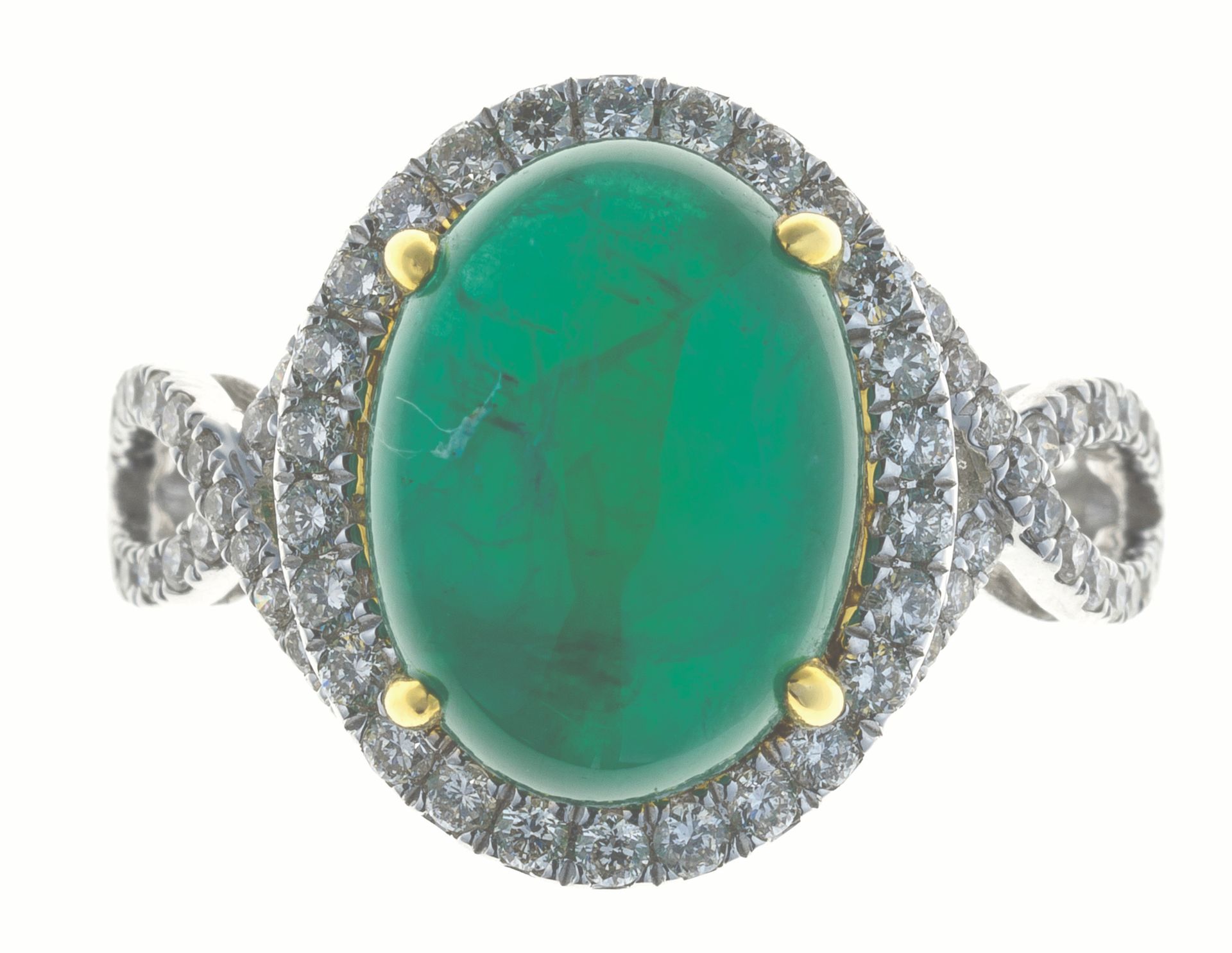 Null 白金戒指，镶有约4.60克拉的凸圆形切割绿宝石
凸圆形祖母绿约4.60克拉，颜色美丽，镶嵌有66颗钻石 - 毛重：5.1克