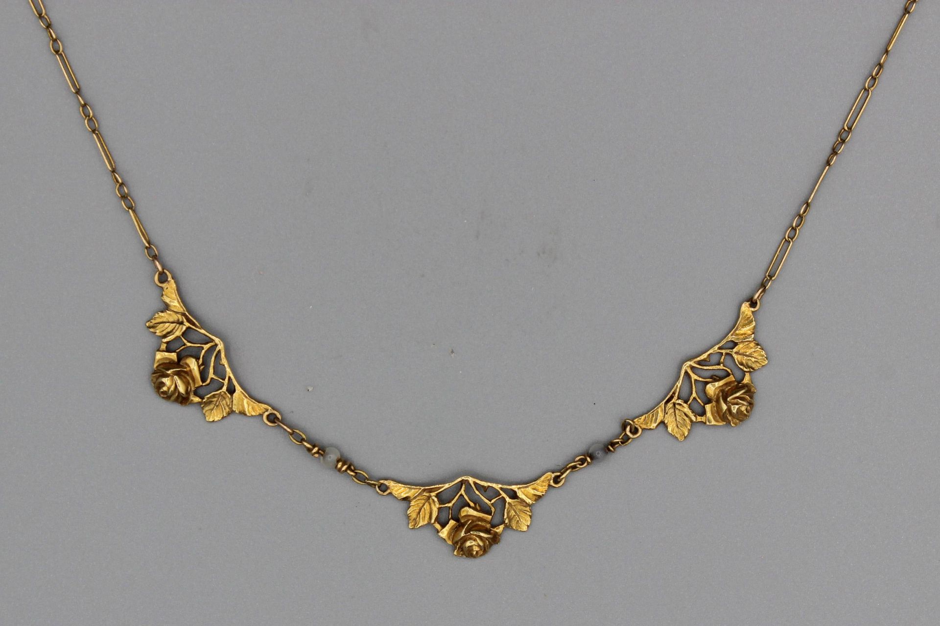 Null Gold collar with flower motifs. Gross weight : 5,6 g