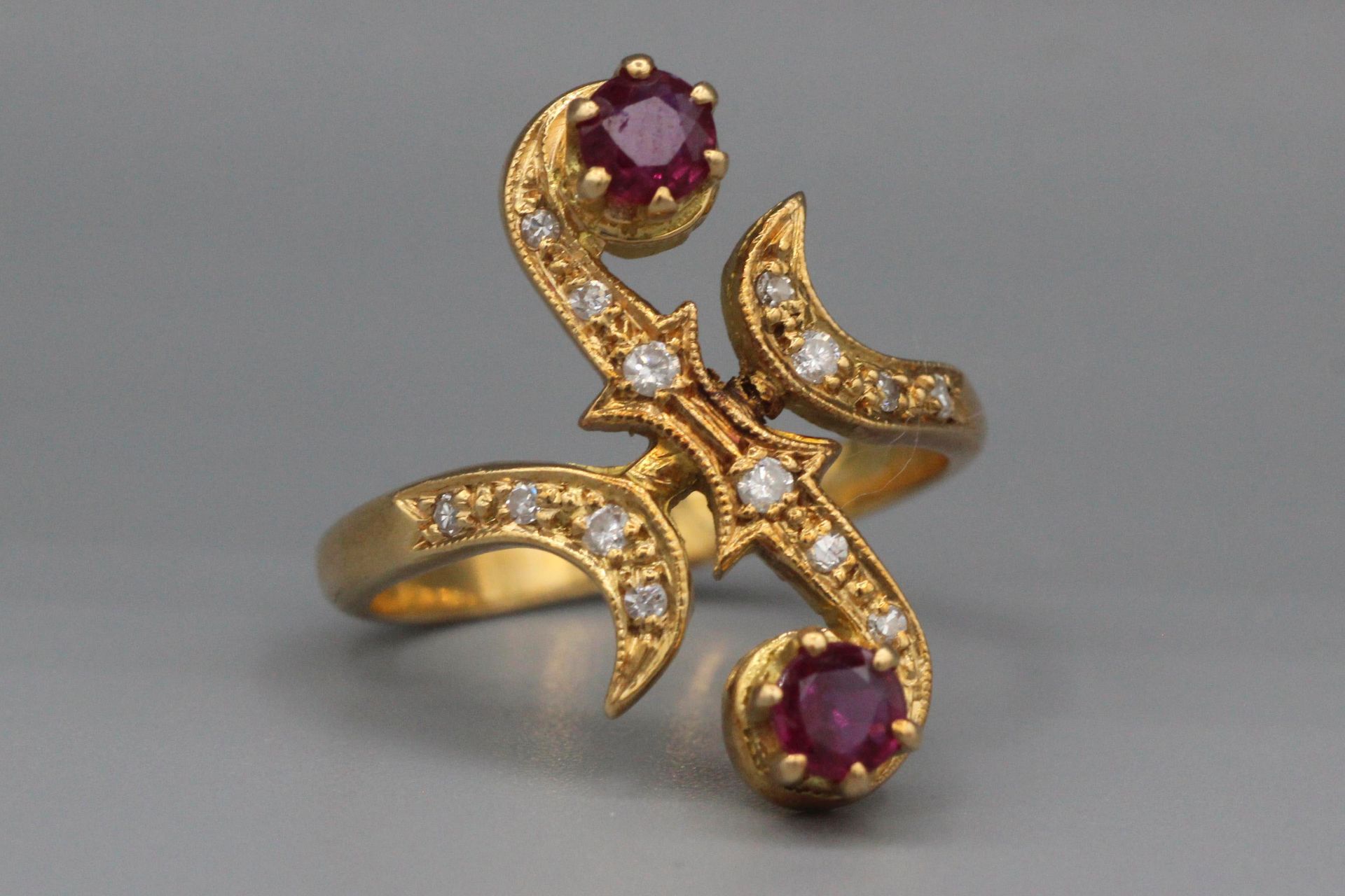 Null Toi et Moi金戒指，镶有两颗红宝石，周围镶有钻石。毛重：5.1g 手指尺寸：55