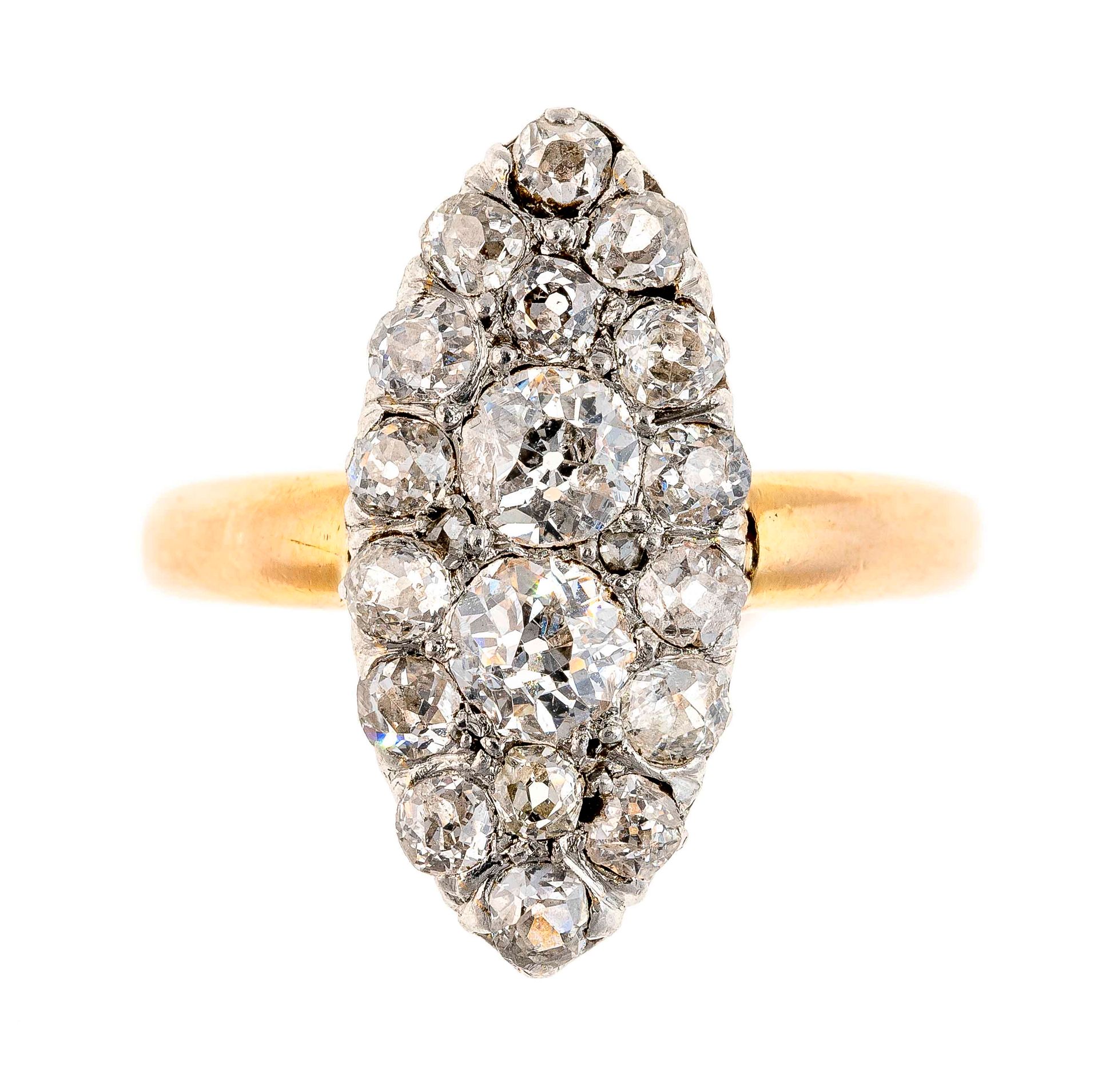 Null Gold navette ring paved with diamonds. Gross weight : 4,6 g