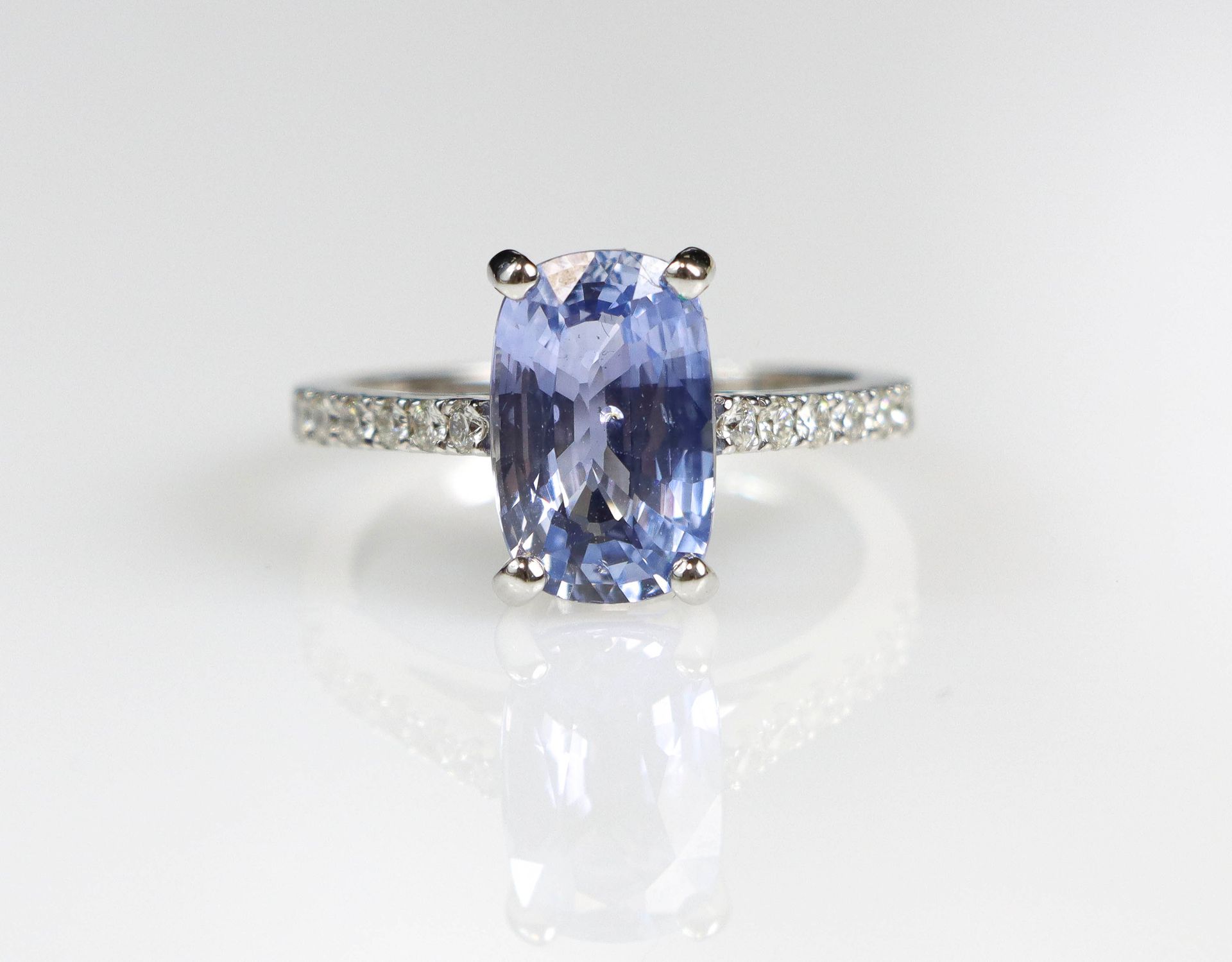 Null 白金戒指，镶有一颗3.5克拉的枕形切割蓝宝石和两行钻石。毛重：4.5克