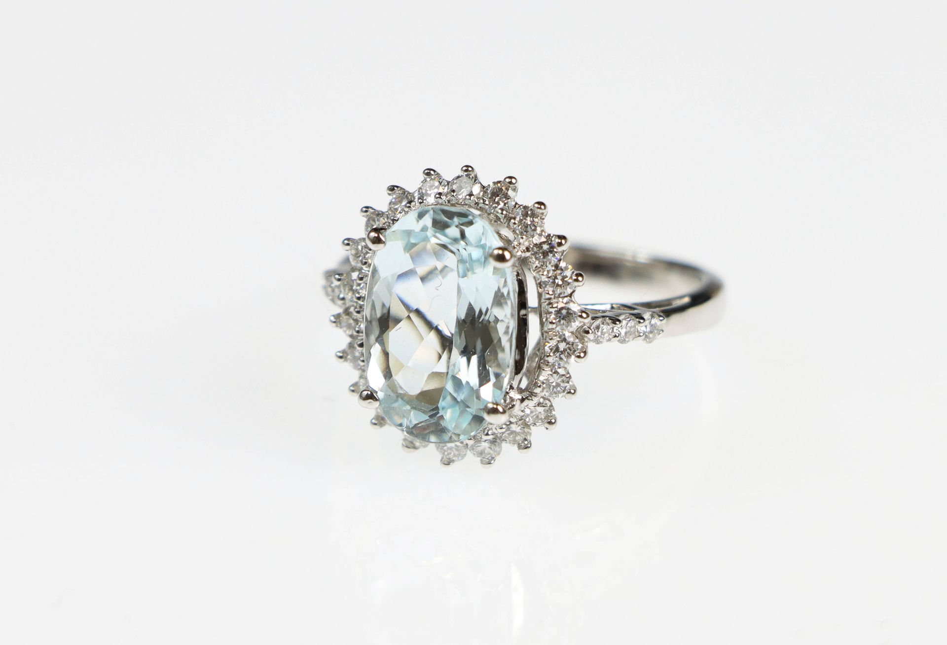 Null 一枚白金戒指，镶嵌着一颗2.9克拉的椭圆形海蓝宝石，配以钻石。毛重：4.4克