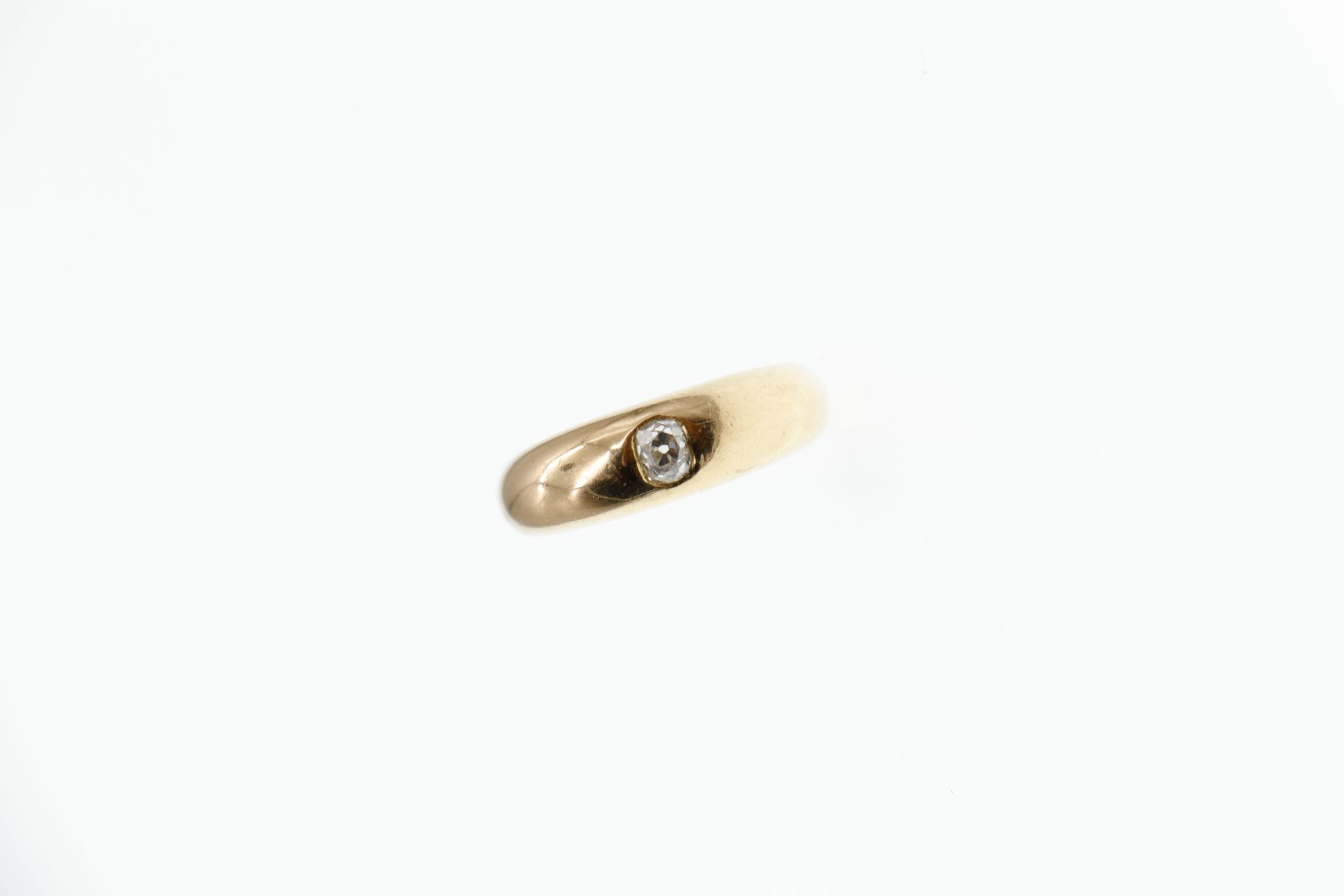 Null Gold ring centered with a diamond. Gross weight : 5,8 g