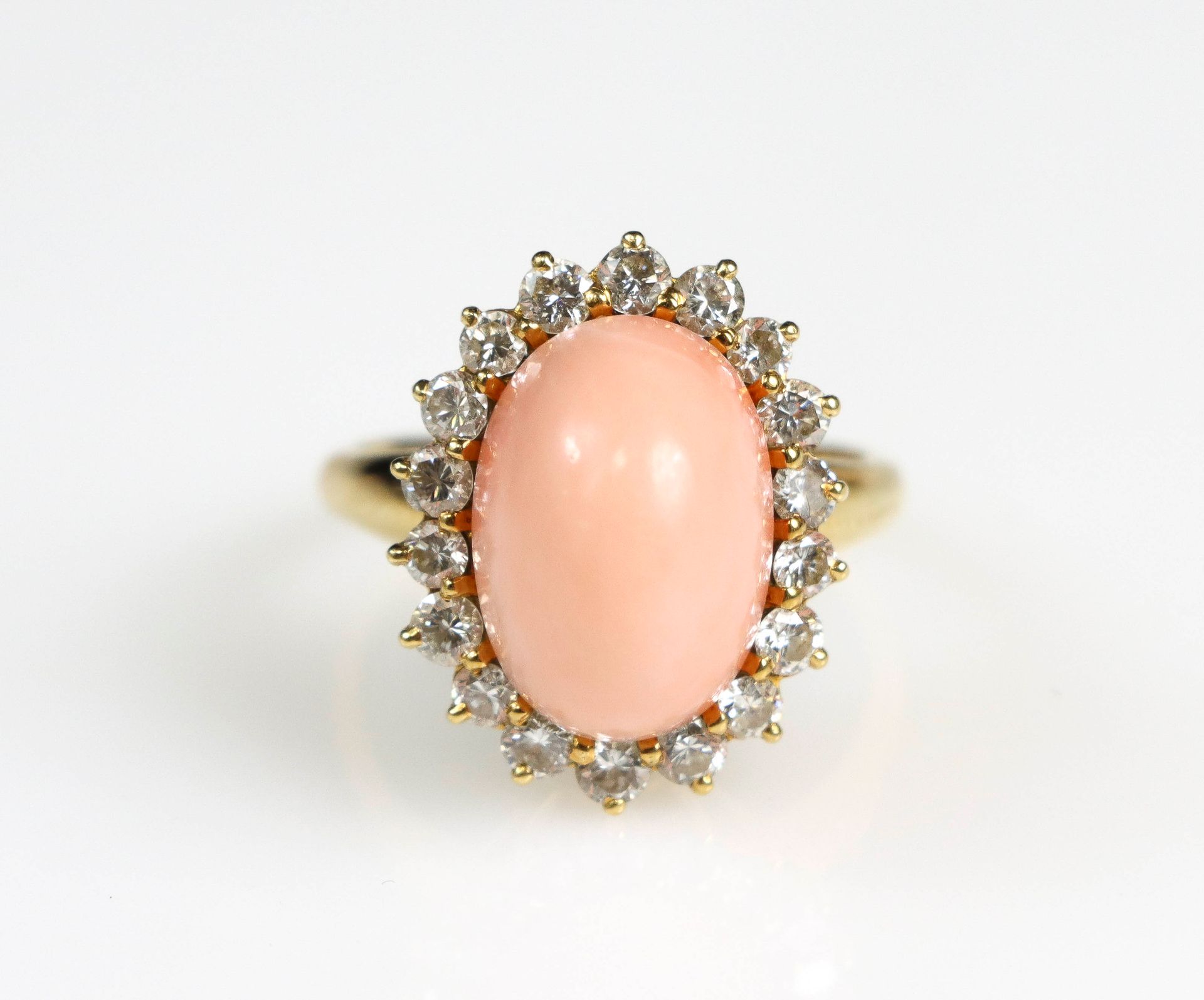 Null Gold ring centered on a cabochon of angel skin coral in a circle of diamond&hellip;
