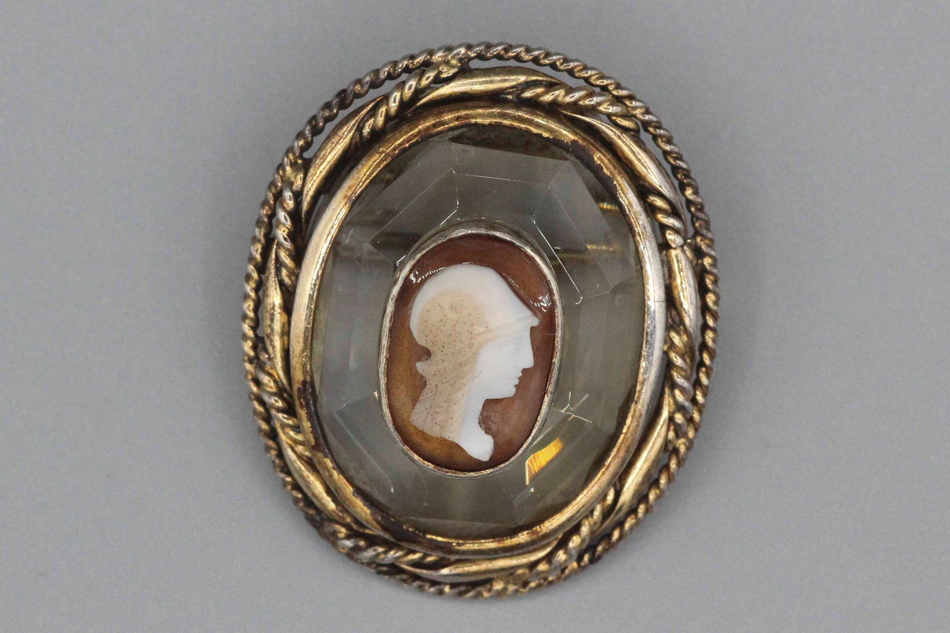Null Gold brooch set with a citrine surmounted by a cameo on agate. Gross weight&hellip;