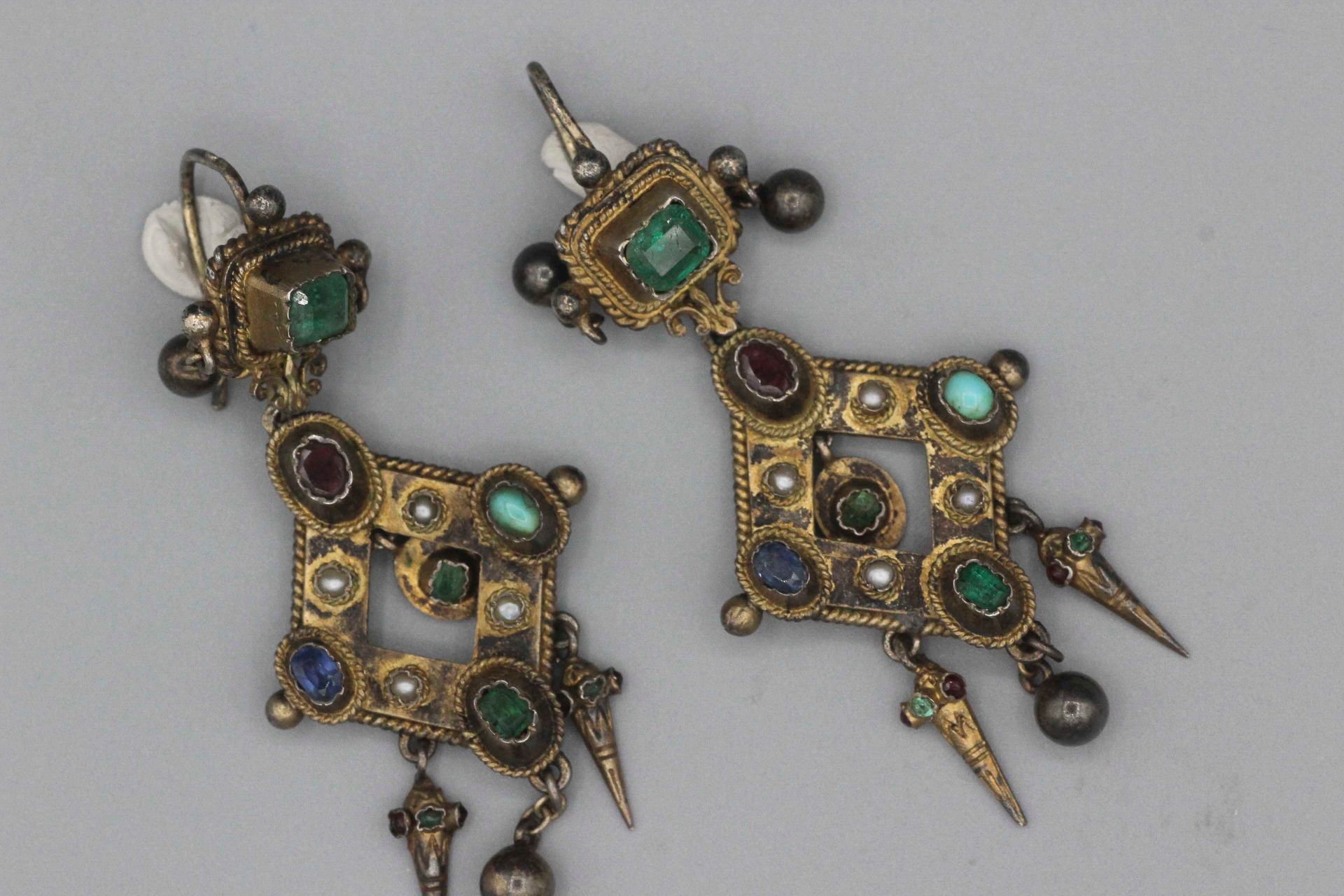 Null Coppia di orecchini in stile bizantino in vermeil con pietre. Peso lordo: 1&hellip;