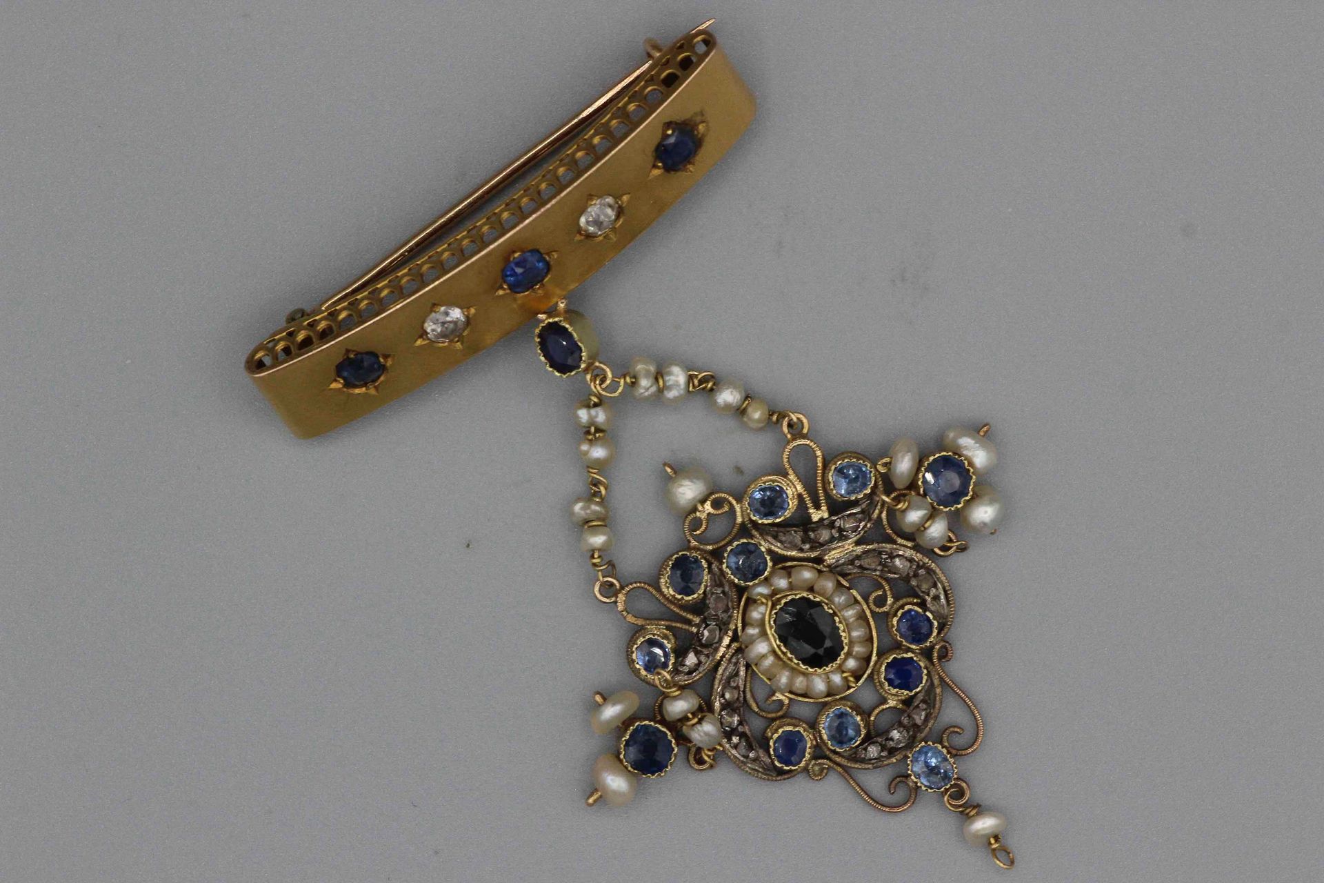 Null Barrette en or sertie de saphirs et de diamants retenant un pendentif en or&hellip;