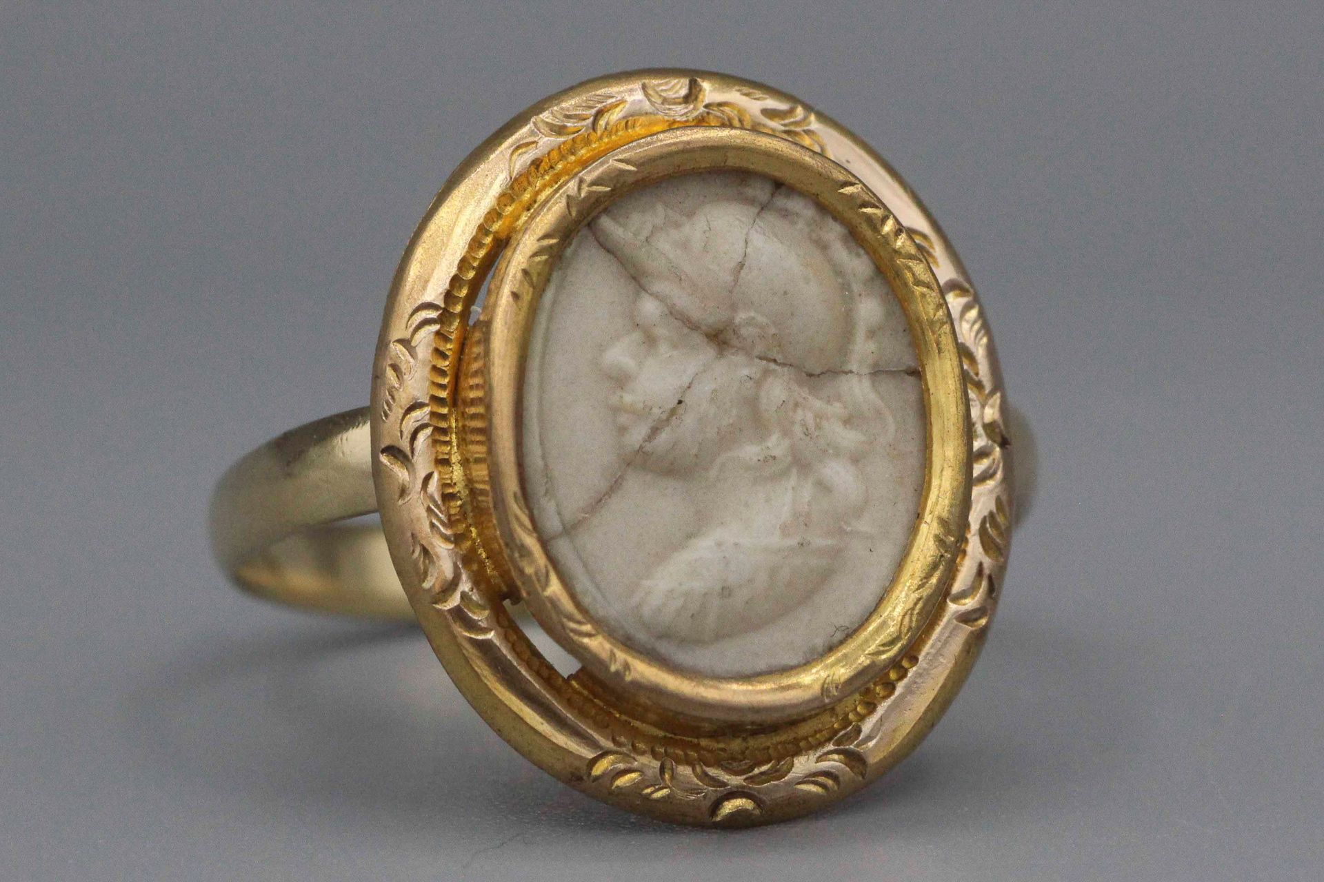 Null Gold ring with a cameo. Gross weight : 3,7 g. Finger size : 59