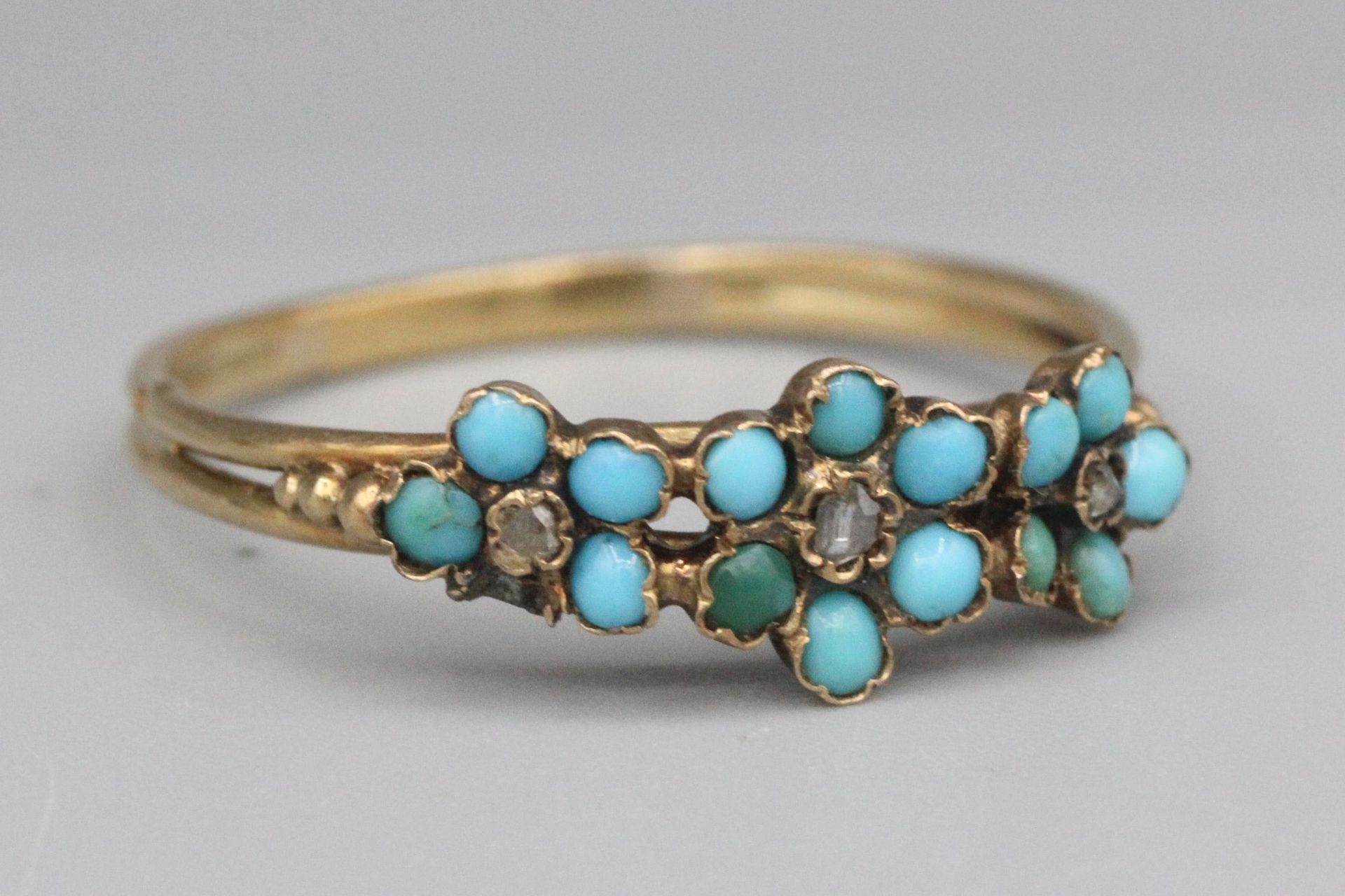 Null Gold ring with flowers set with turquoise and diamonds. Gross weight: 2 g. &hellip;