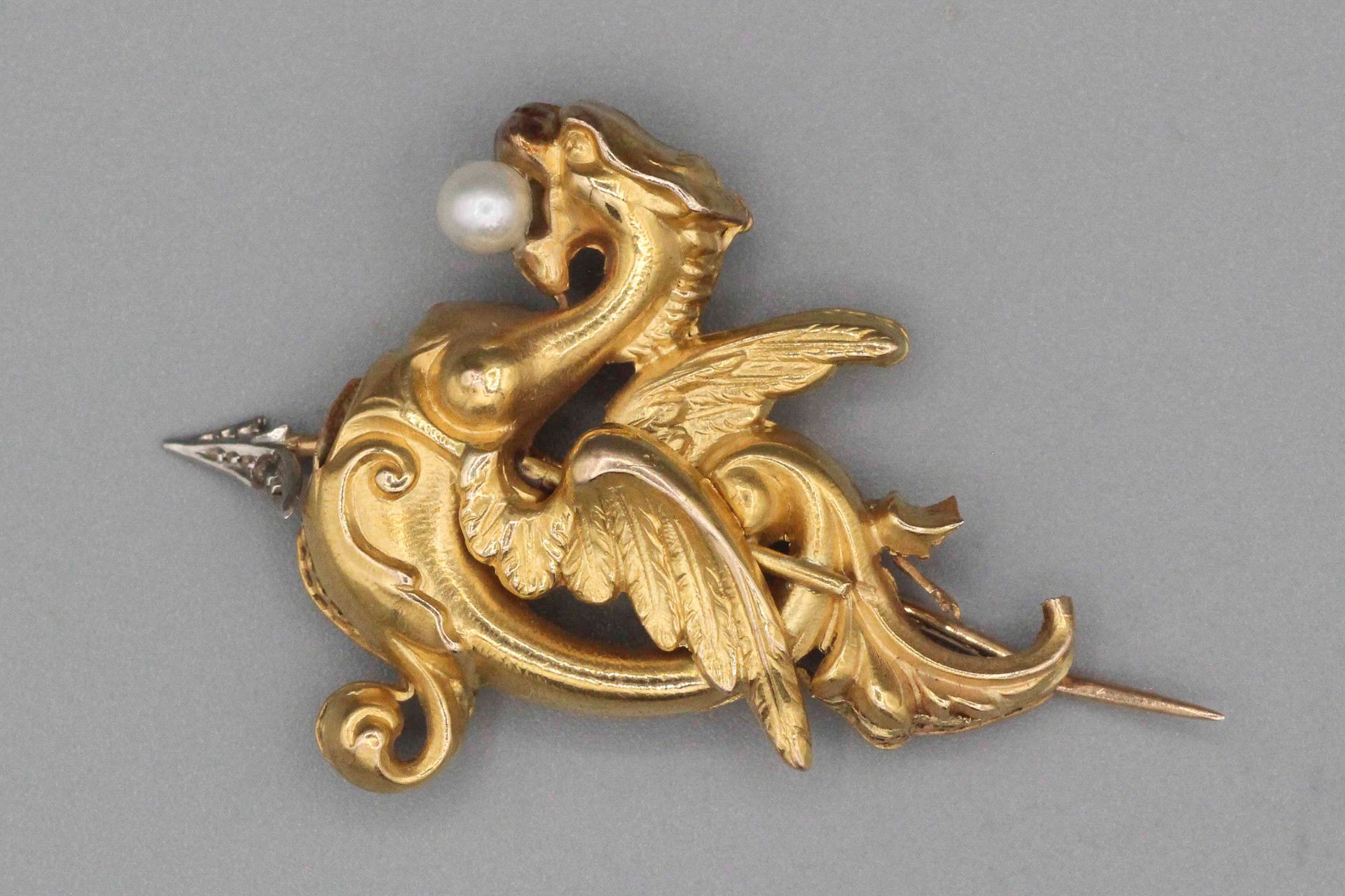 Null Broche Chimère en or ornée d'une perle dans sa gueule. Poids brut : 3,1 g