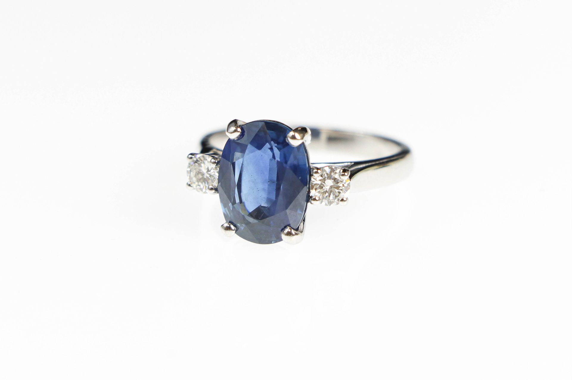 Null 白金戒指，镶嵌4.7克拉的椭圆形蓝宝石和钻石。毛重：5.1克