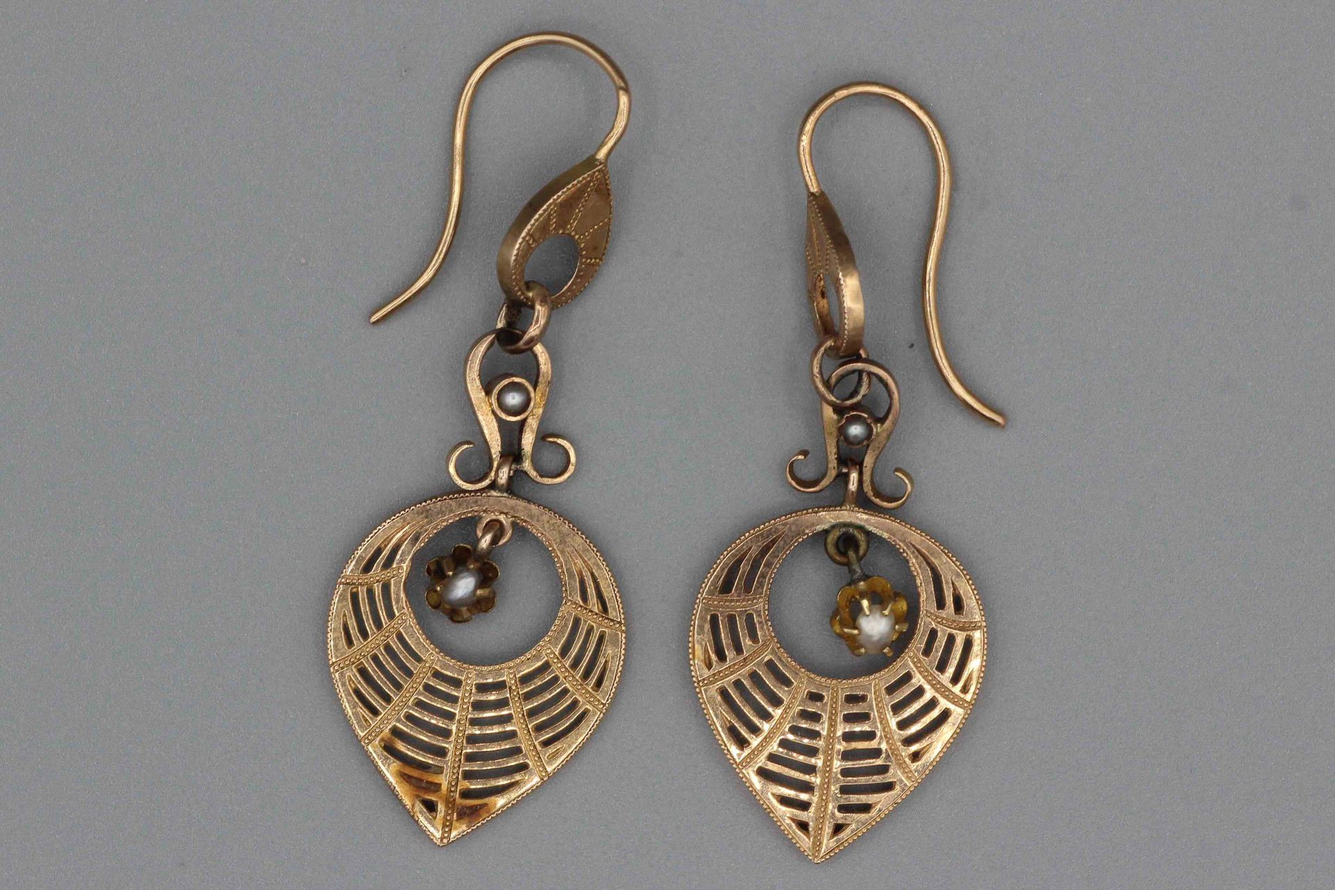 Null Ein Paar Ohrringe aus filigranem Gold, die mit Perlen angereichert sind. Br&hellip;