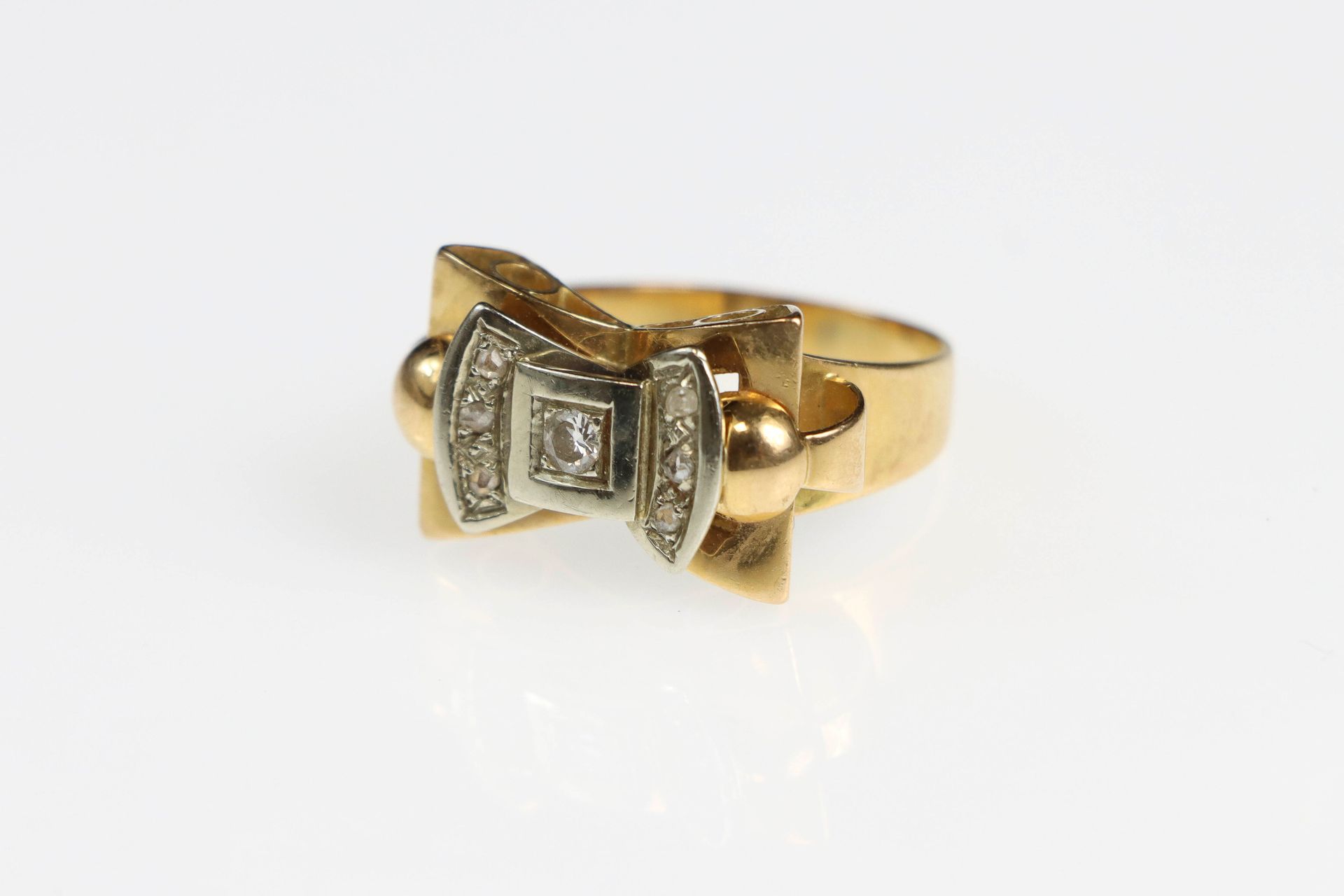 Null Ring "Tank nœud" in two-tone gold set with diamonds. Gross weight : 6,5 g