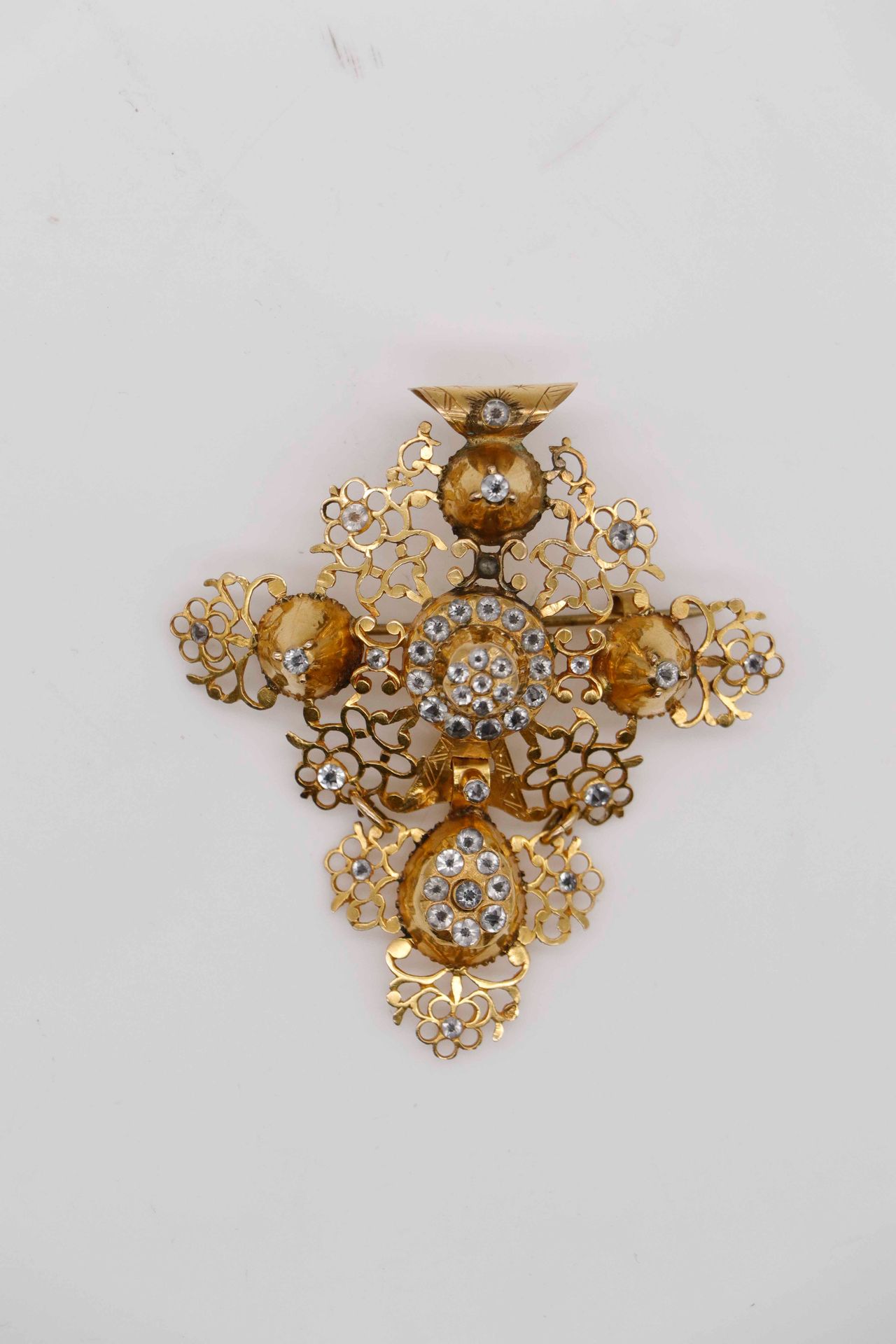 Null Croce di Rouen in oro con strass incastonati (ago in metallo). Peso lordo: &hellip;