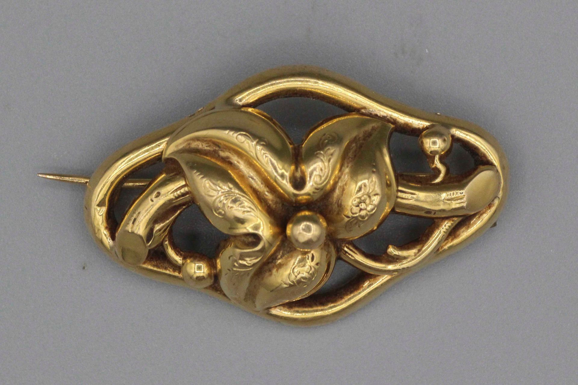 Null Gold flower brooch. 3 g