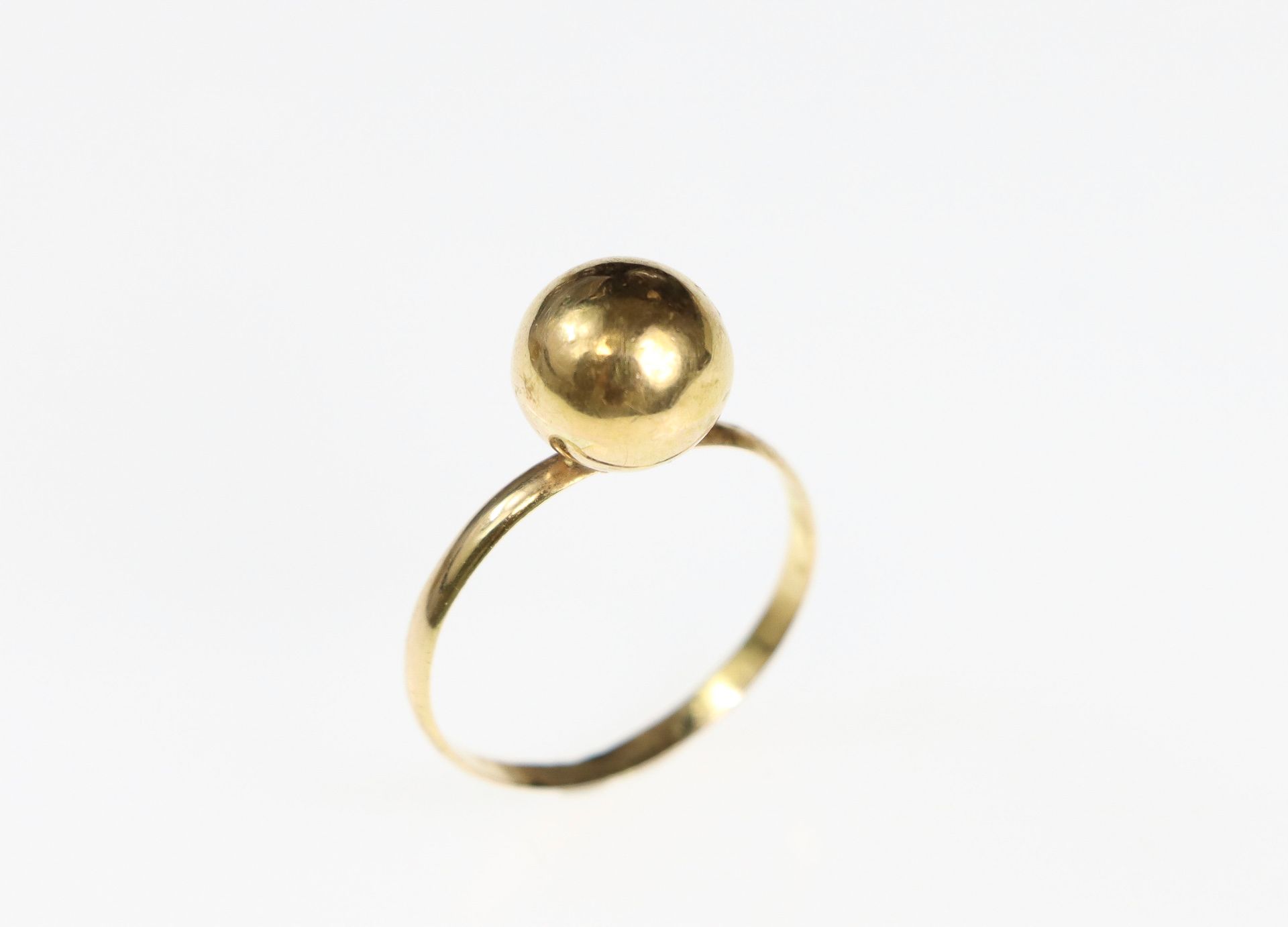 Null Gold ring centered with a sphere motif. 1,1 g