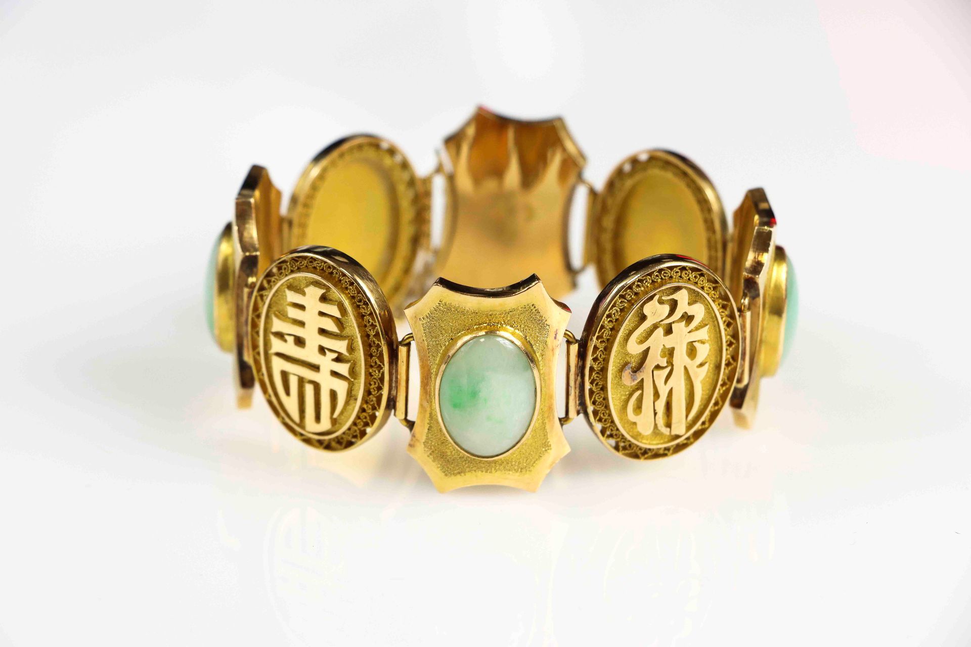 Null Bracelet asiatique en or serti de plaques de jade. Poids brut : 77,8 g