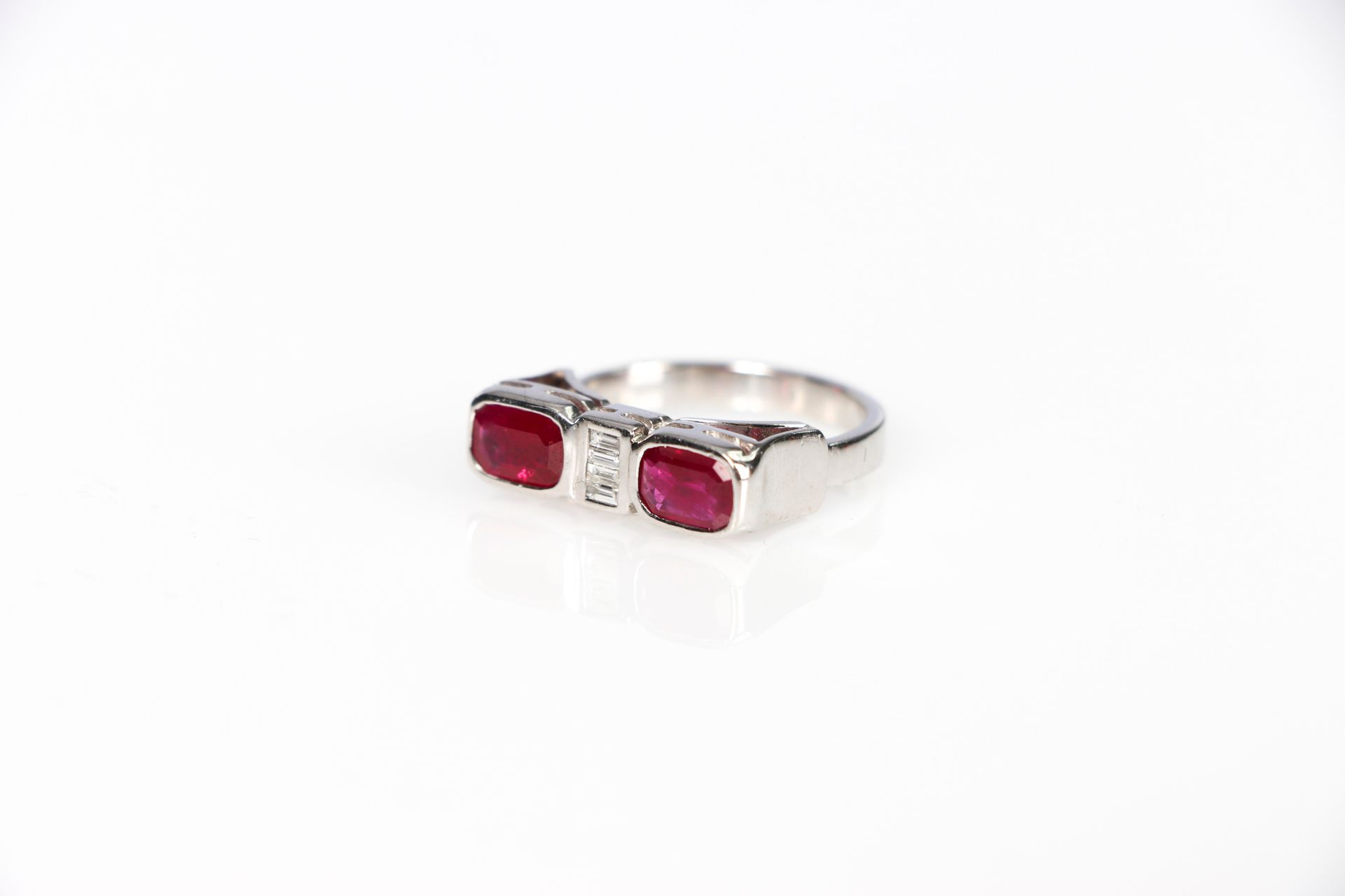 Null 镶嵌长方形钻石和红宝石的金戒指。毛重：5.4克。手指尺寸：54
