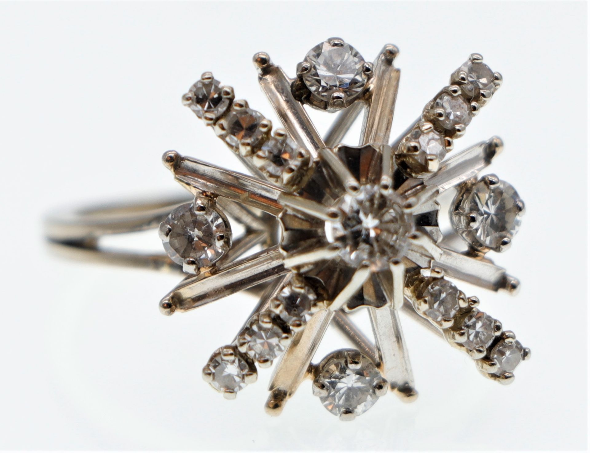 Null 镶嵌钻石的白金戒指。毛重 : 5,7 g