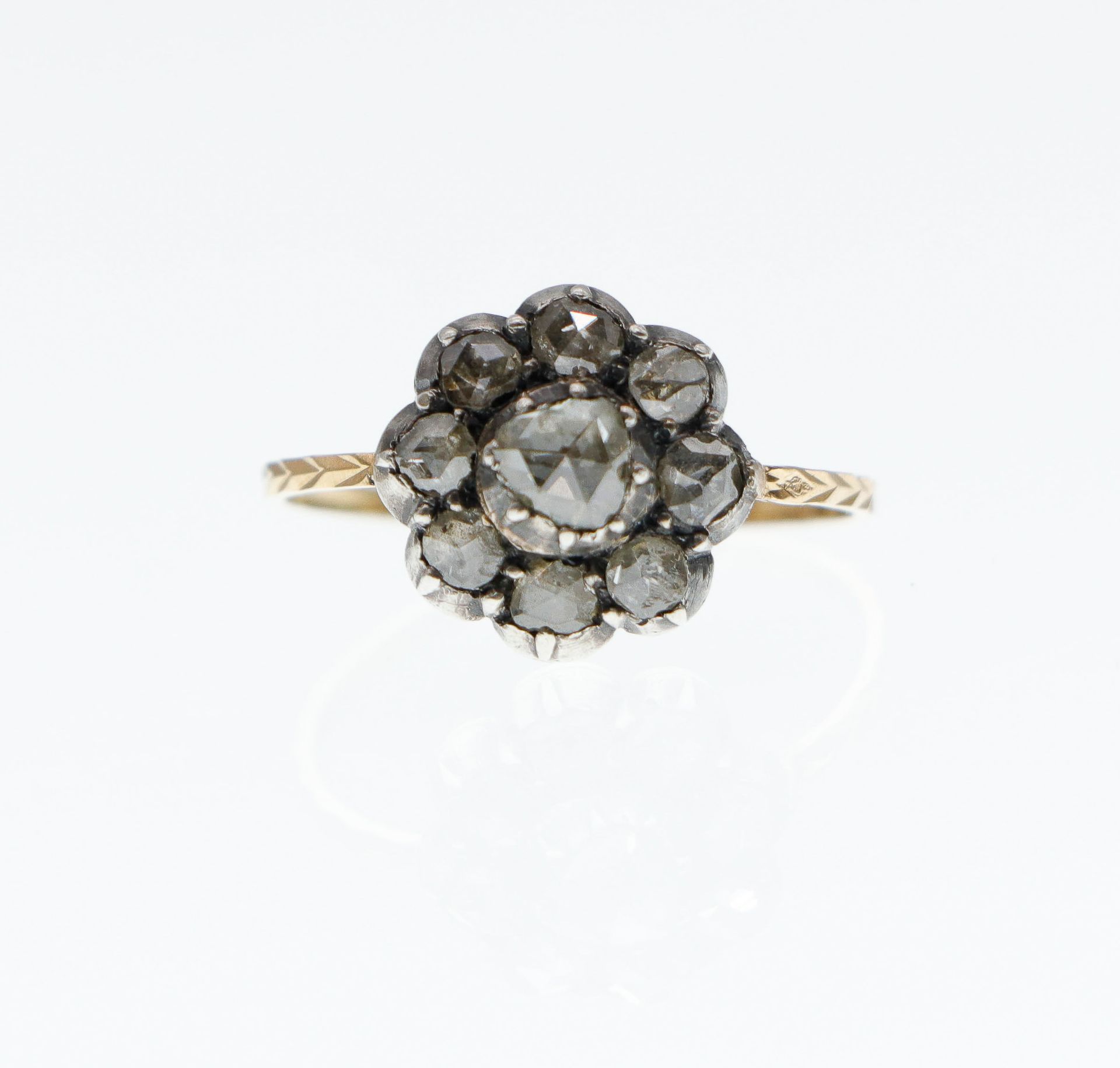 Null 镶嵌钻石的黄金 "花 "戒指。毛重：2.5克。手指尺寸：53
