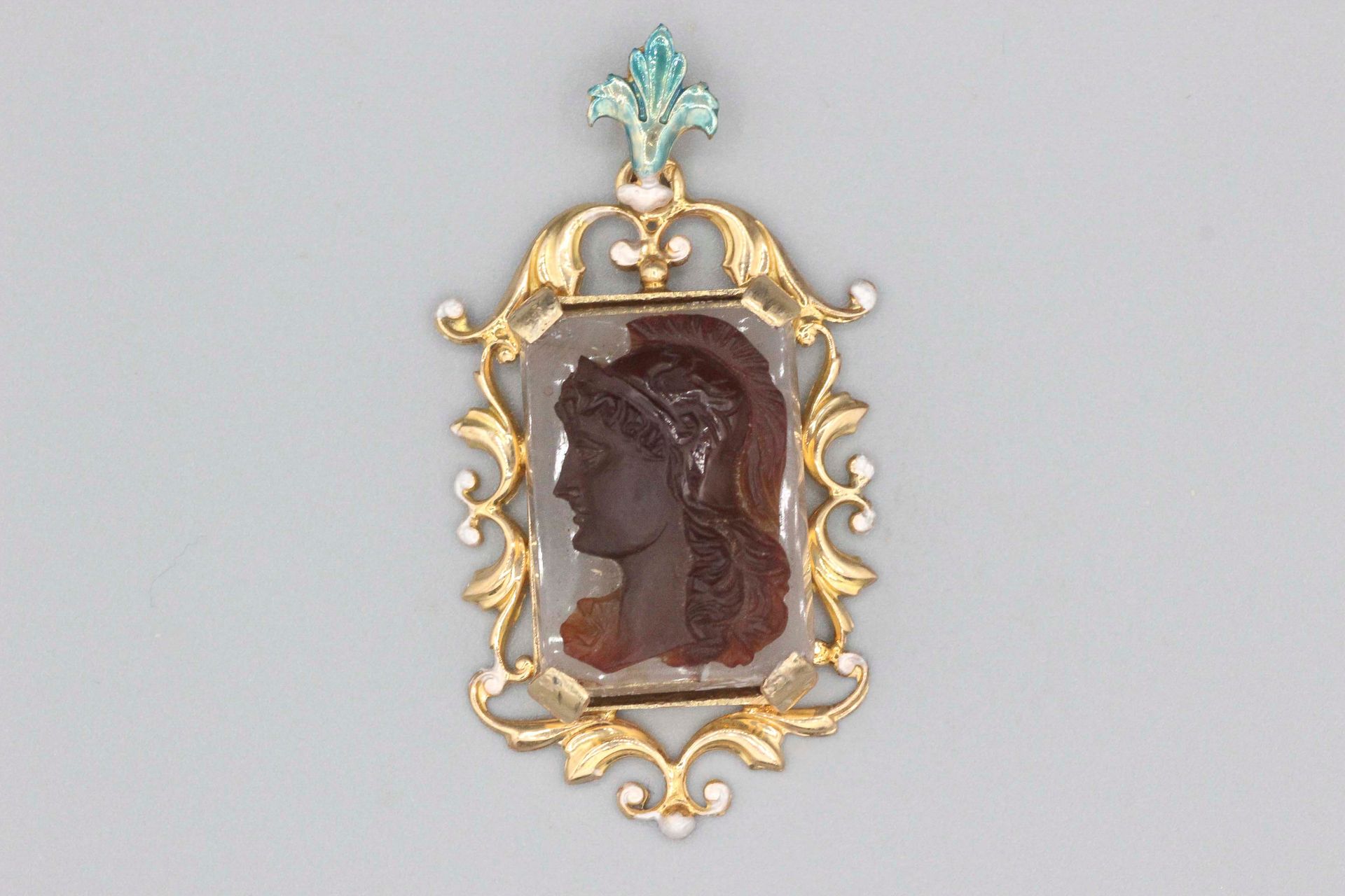 Null Gold pendant with a cameo on two-tone agate surmounted by an enamelled fleu&hellip;