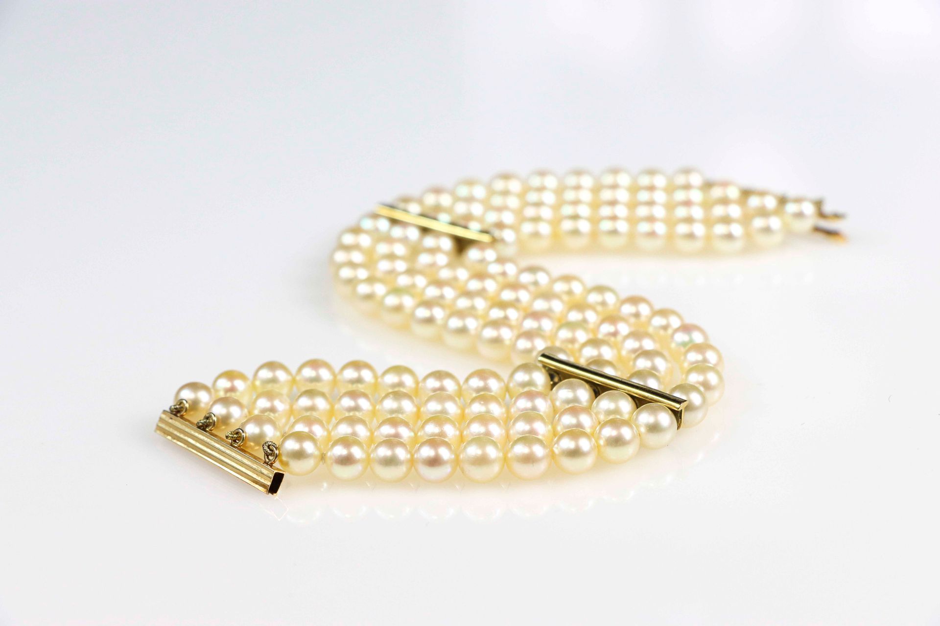 Null 有四排养殖珍珠的手链。金质搭扣和棒状物。毛重：46.2克