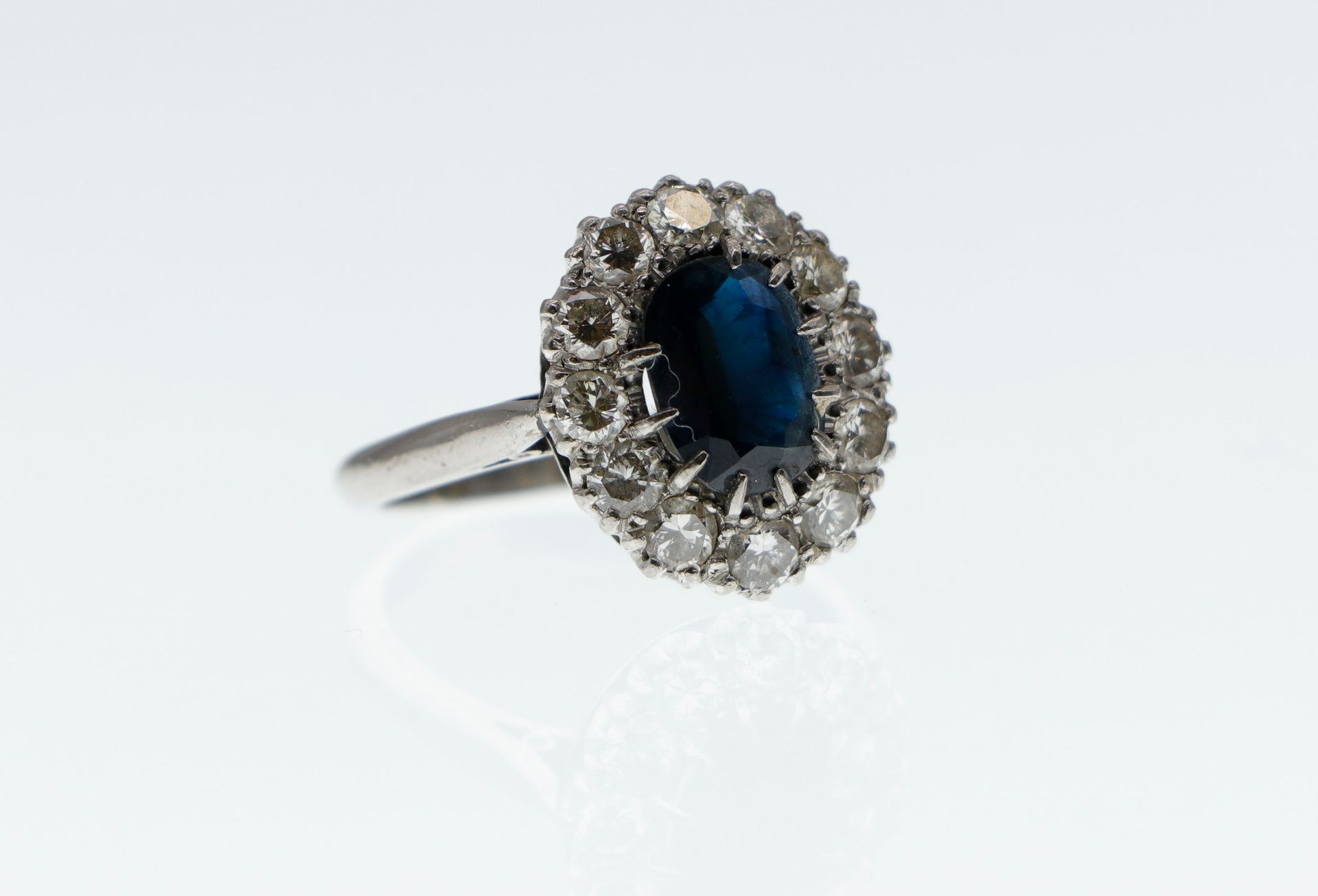 Null 铂金庞巴杜戒指，镶有一颗椭圆形蓝宝石的钻石，总重约1克拉。毛重：5.8克