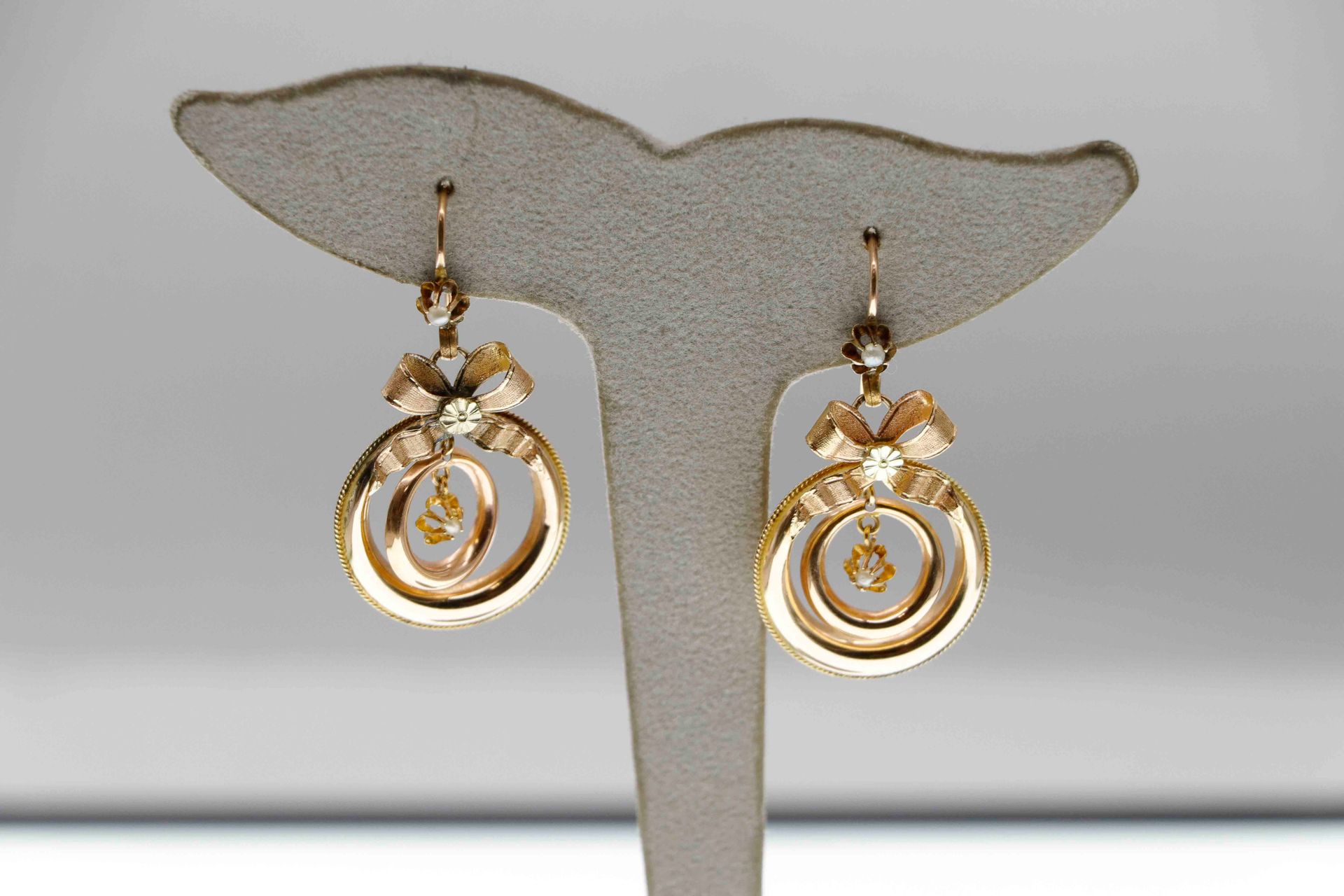 Null Pair of gold earrings with pearls. 5,1 g