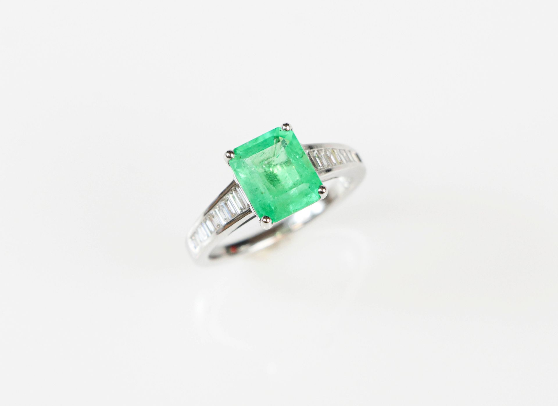 Null 一枚白金 "河流 "戒指，镶嵌了一颗2.4克拉的祖母绿和坠落的长方形钻石。毛重：4.4克