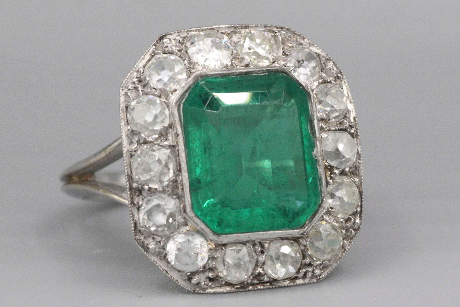 Null Ring aus Gold und Platin, verziert mit einem Stein in einer schönen Diamant&hellip;