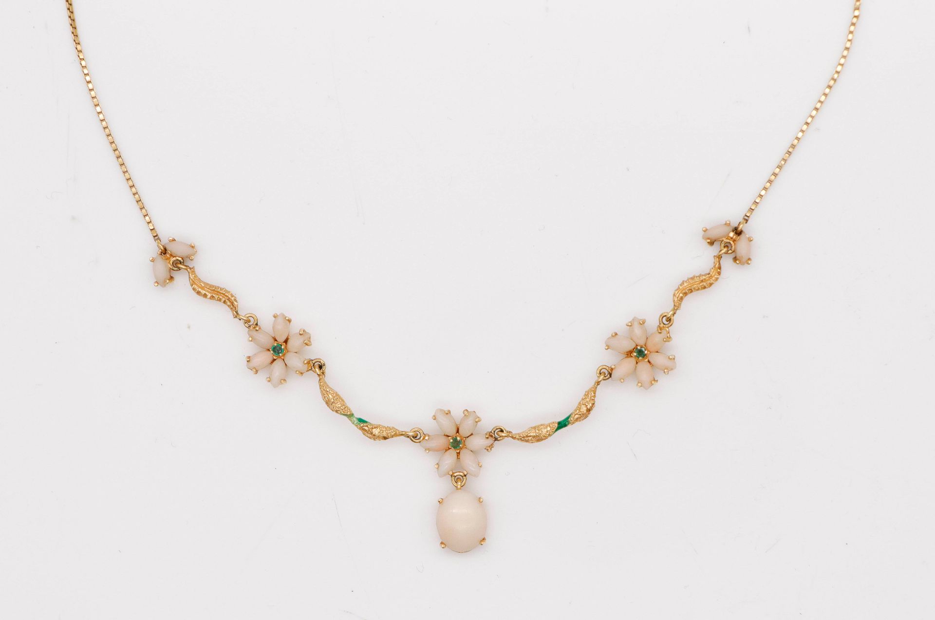 Null 珐琅彩金项链，花朵图案，装饰有凸圆形的天使皮珊瑚和绿宝石。毛重：12克