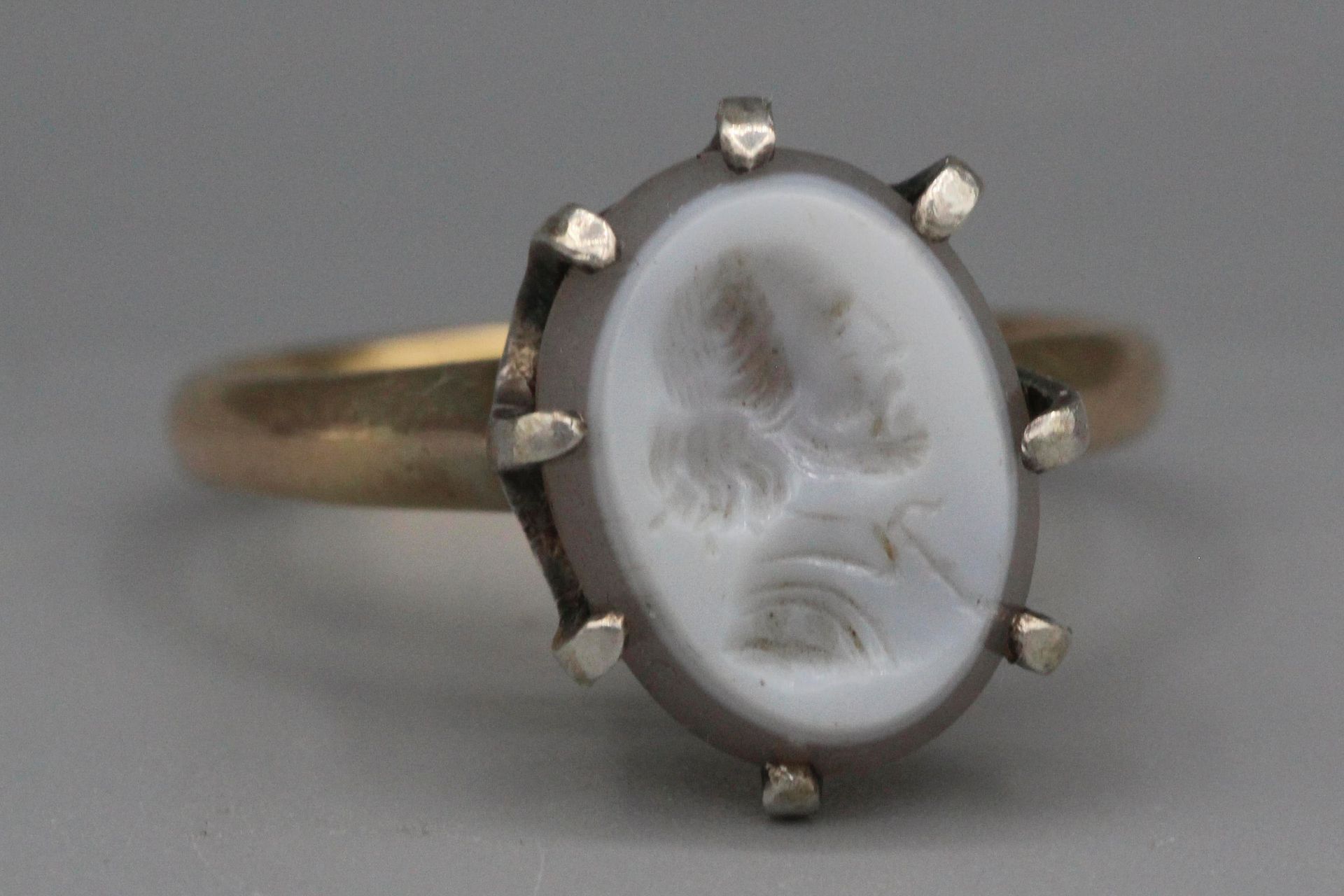 Null 玛瑙上雕刻凹版的金戒指。毛重：5克。手指尺寸 : 60