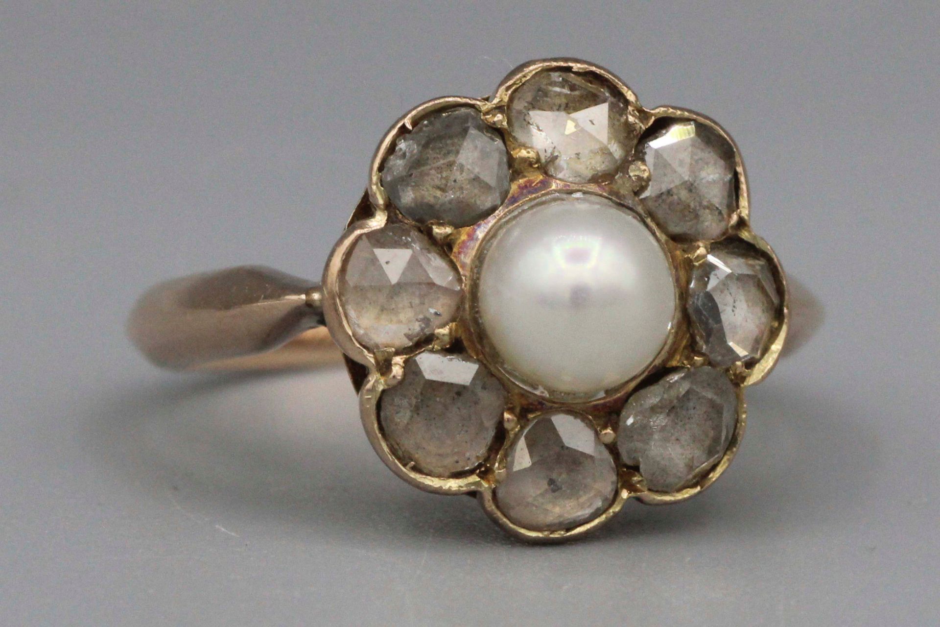 Null 镶嵌着一颗珍珠的金戒指，周围有钻石。毛重：3.3克。手指尺寸：50
