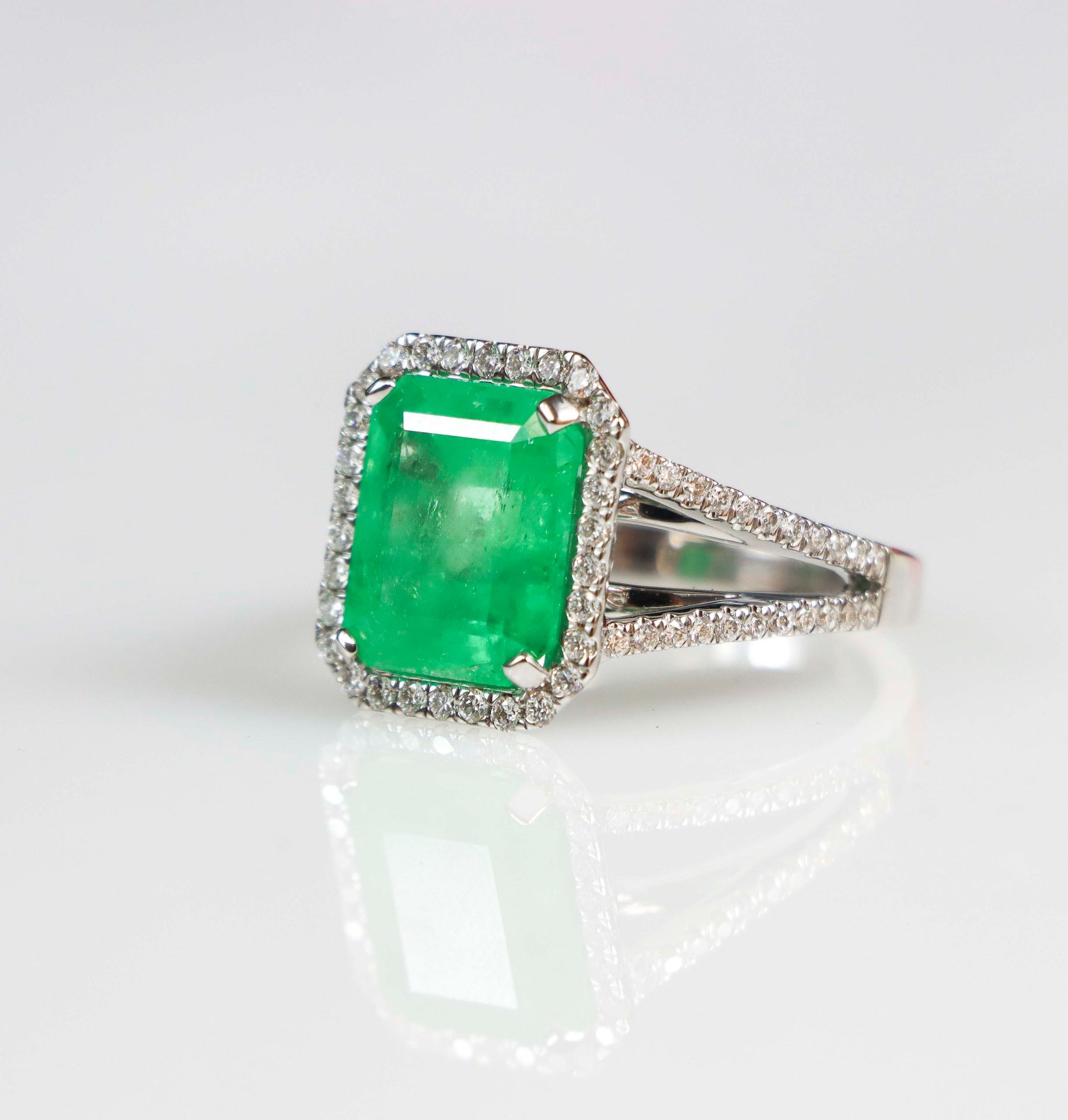 Null White gold ring centered on a 4.15-carat emerald in a diamond setting. Gros&hellip;