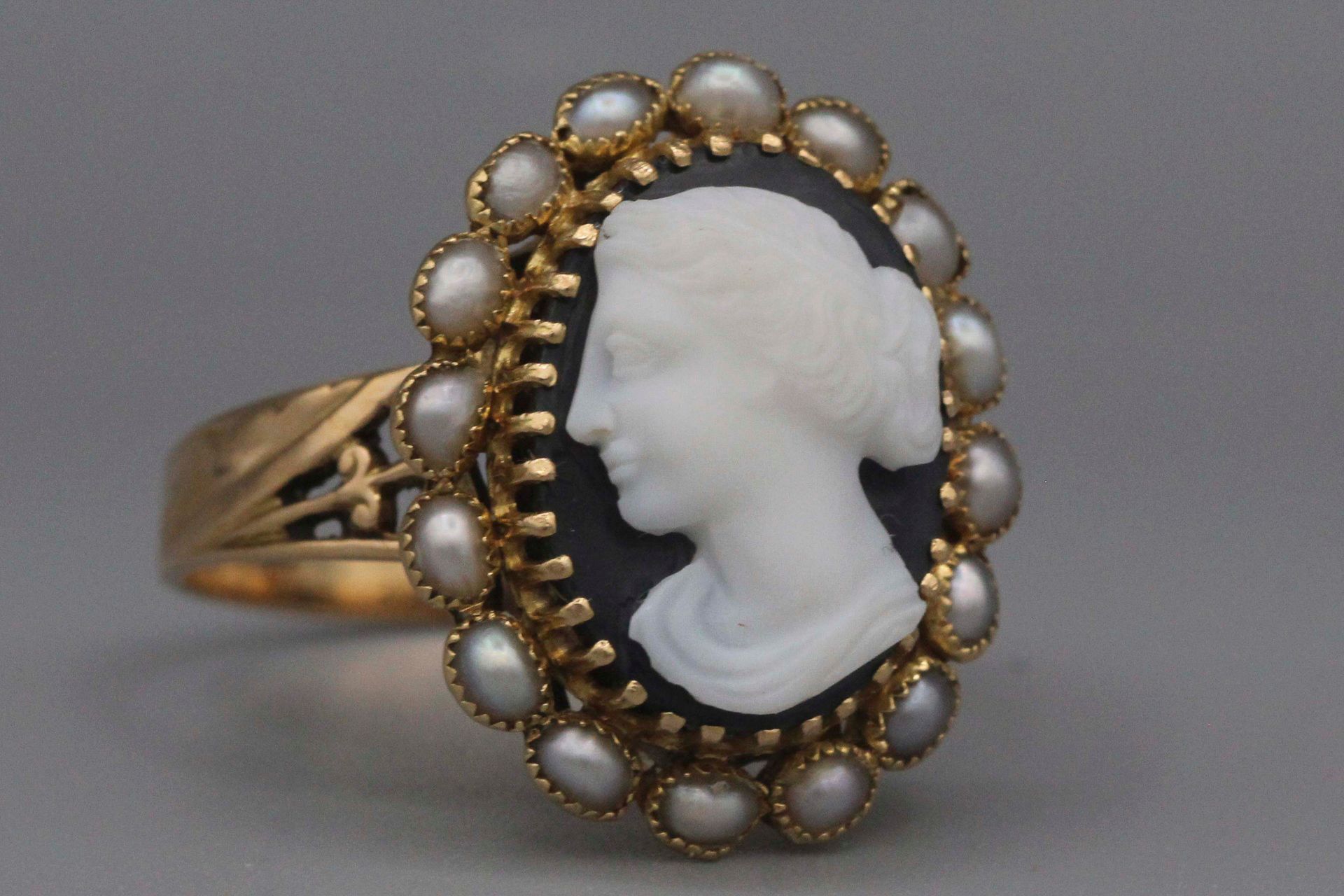 Null 珍珠镶嵌浮雕的金戒指。毛重：6.5克。手指尺寸：63