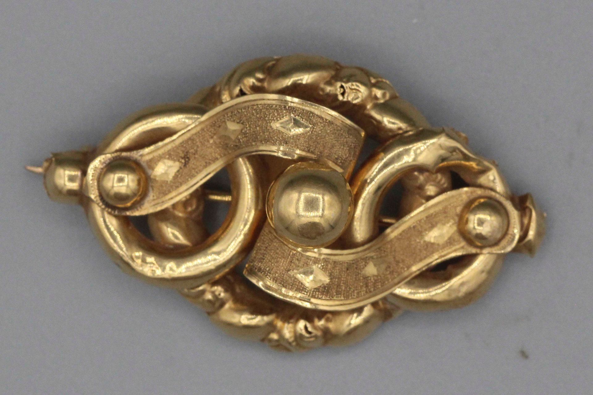 Null Gold brooch with plant motif. 3,4 g