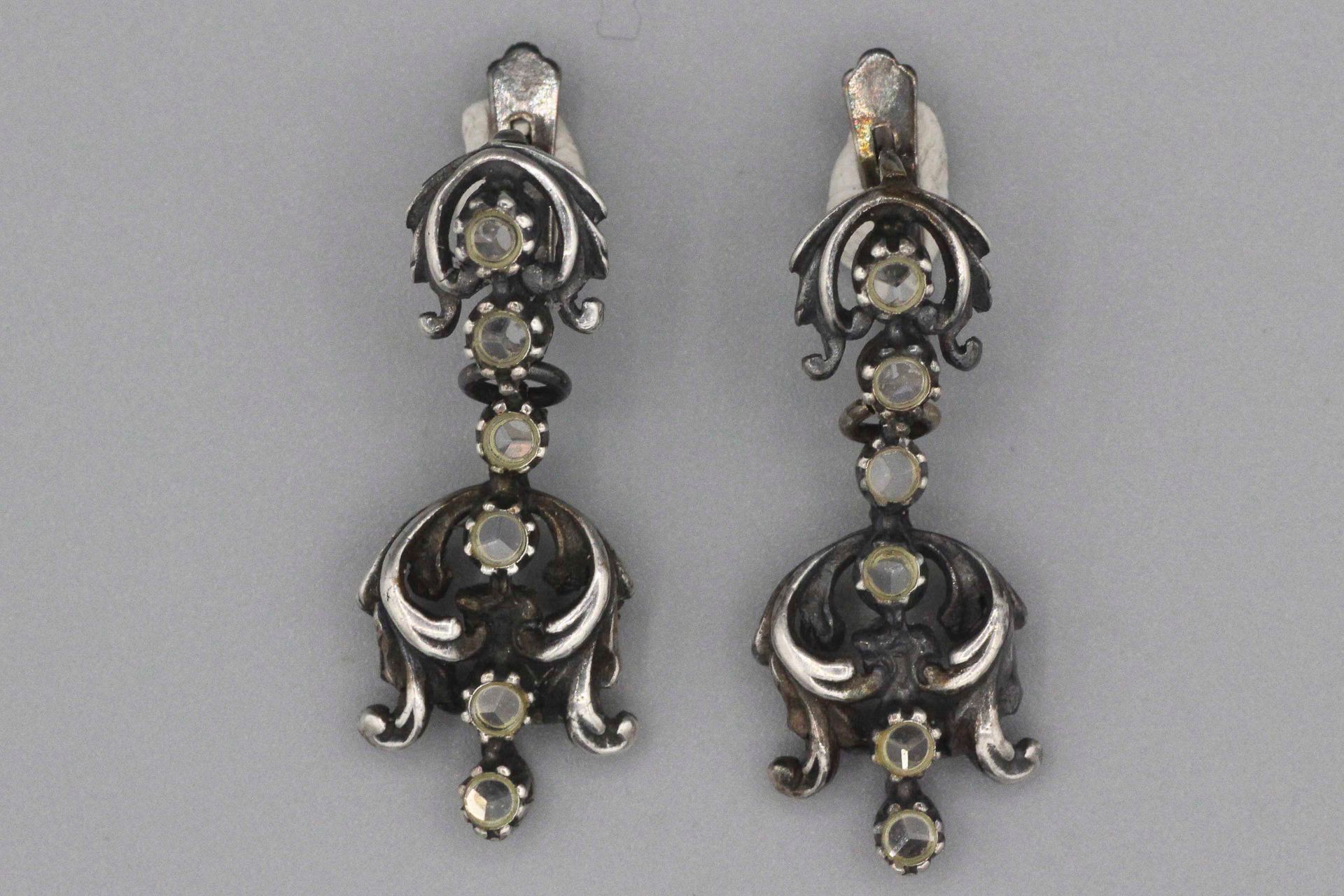 Null Pair of silver earrings set with diamonds. Gross weight : 5,6 g