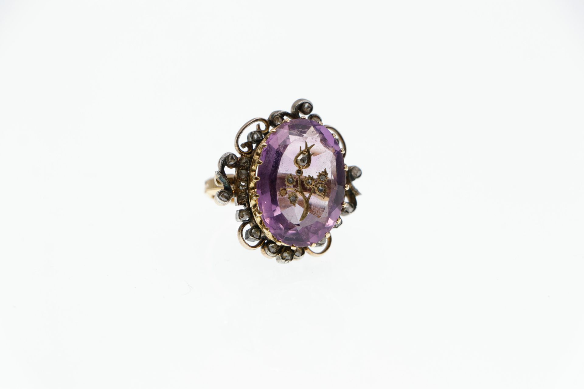 Null 镶有紫水晶和钻石的金银戒指。毛重：7.7克。手指尺寸：51