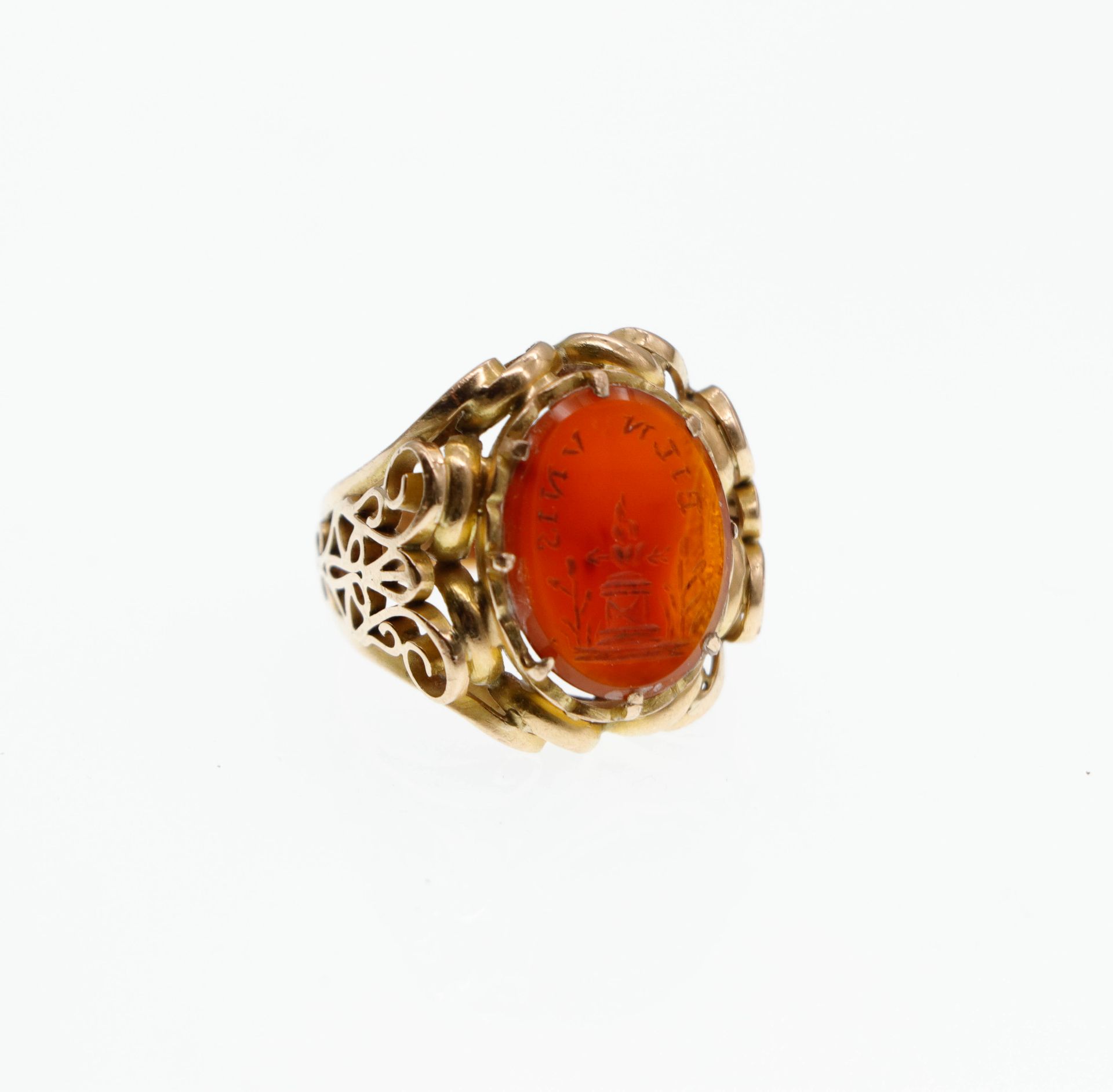 Null Gold ring set with an intaglio engraved on carnelian. Gross weight : 7,9 g.&hellip;