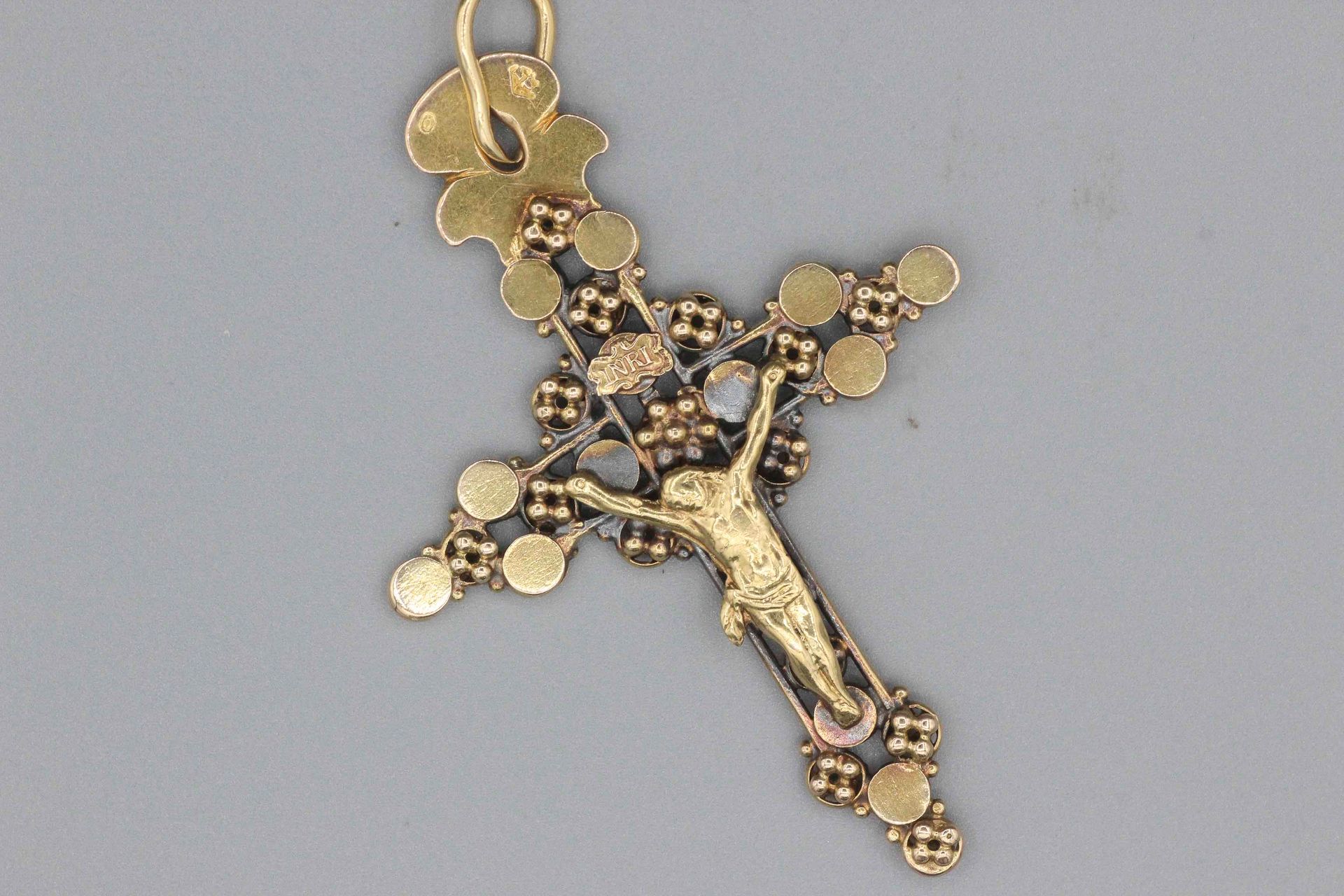 Null Großes Kreuz aus Gold. 6,5 x 4 cm. 8,3 g