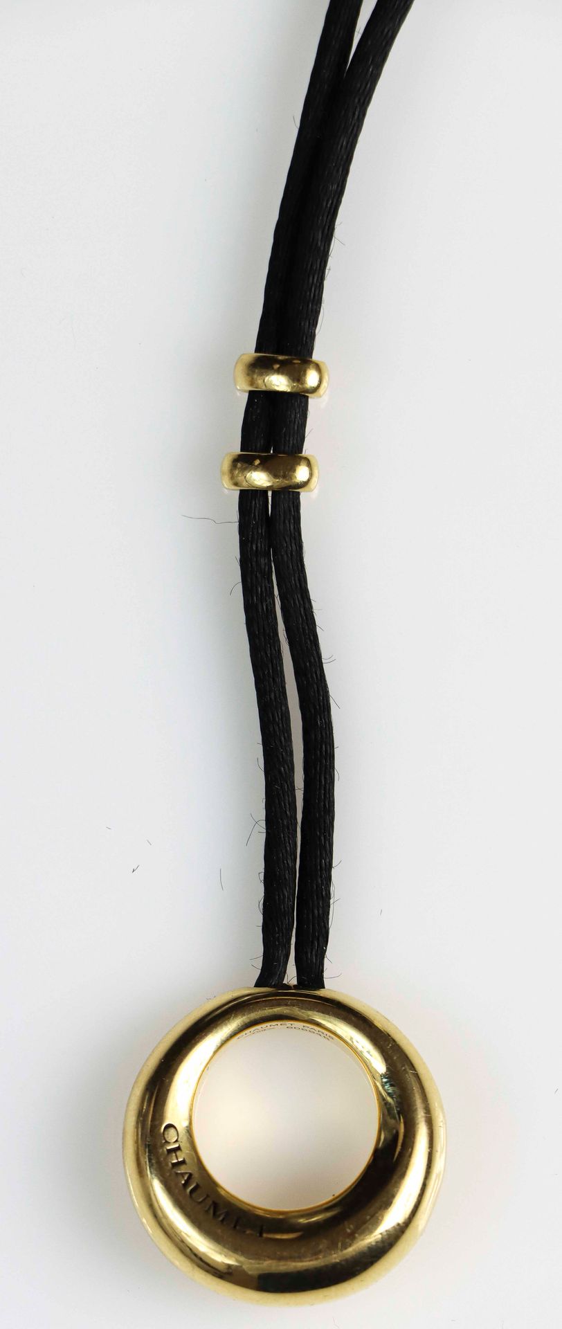 Null CHAUMET PARIS. Collana "Anneau" composta da un pendente d'oro e da un cordo&hellip;