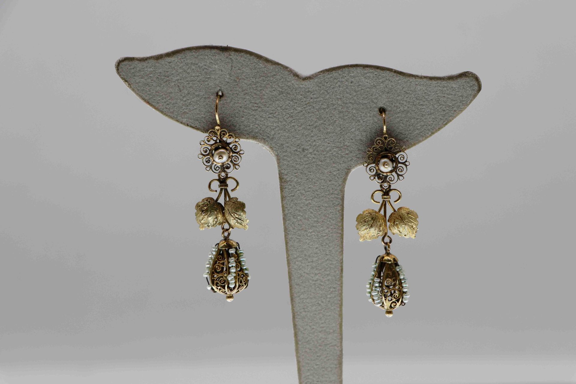 Null Ein Paar filigraner Ohrringe aus 9 Karat Gold, die mit Perlen angereichert &hellip;