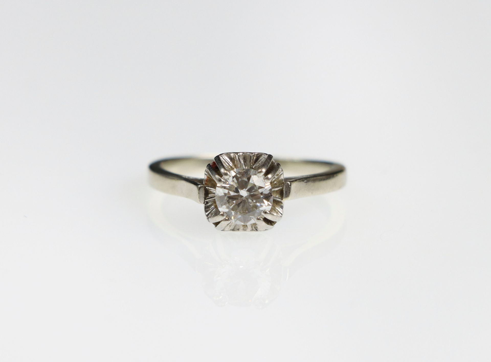 Null Solitaire en or gris et platine centré d'un diamant d'environ 0,60 carat. P&hellip;